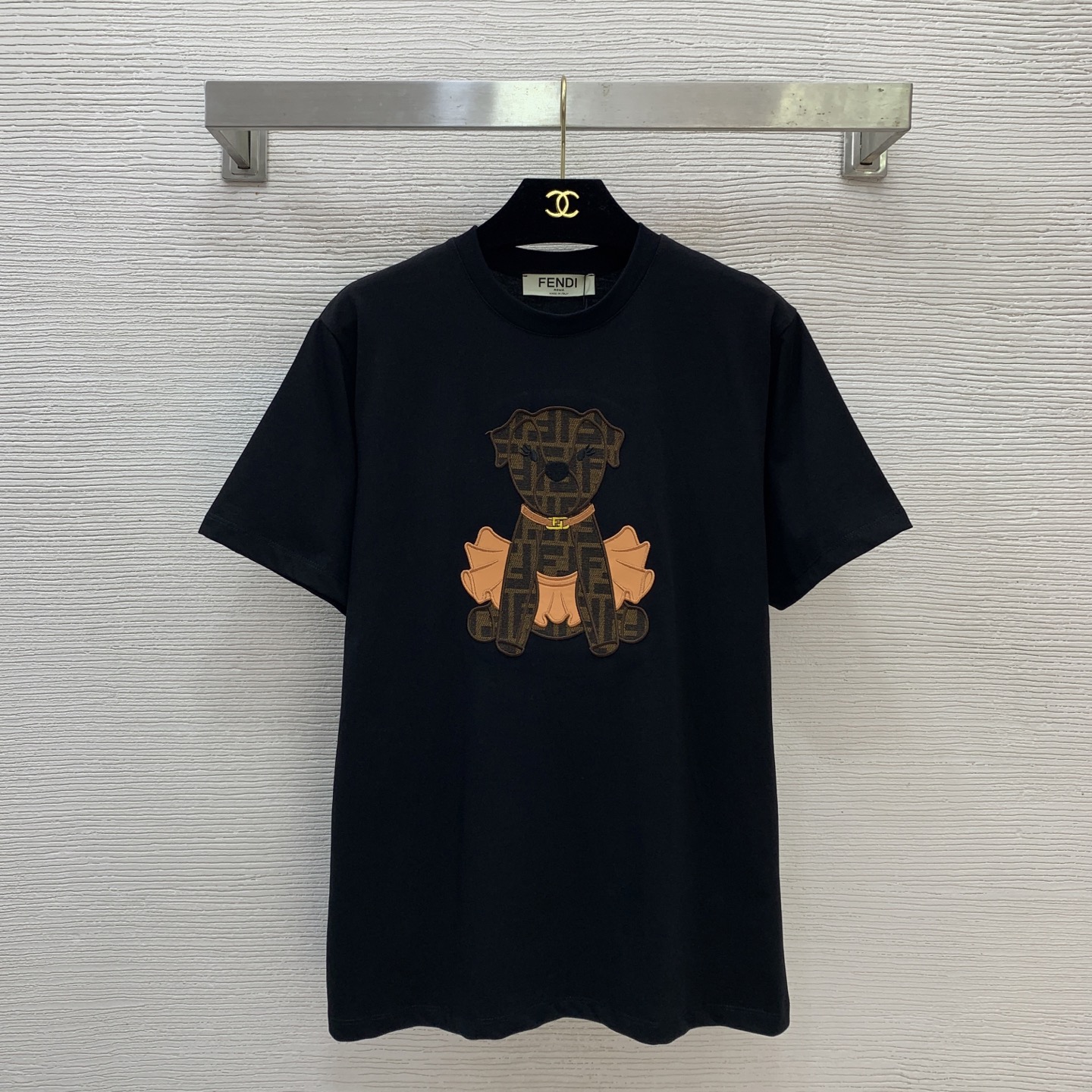 NO:689097,Style No. G25122552 FEND* 2026 Spring and Summer New Style High version selected high-quality cotton fabric mini skirt skirt presbyopia dog pattern embroidery fashion versatile round neck short-sleeved T-shirt top!  White, black, (M size shoulder width 41, chest 98, sleeve length 20, dress length 67), Fendi-clothing, fendi, fendi, skirts, T-shirt, tees, t-shirt,19860909款号G25122552 FEND*2026春夏新款 高版本精选优质棉面料小裙裙老花狗狗图案刺绣时尚百搭圆领短袖t恤上衣！白色、黑色, （M码肩宽41,胸围98,袖长20,衣长67）,芬迪-服装,fendi,fendi,skirts,T-shirt,tees，t-shirt,,Women's clothing