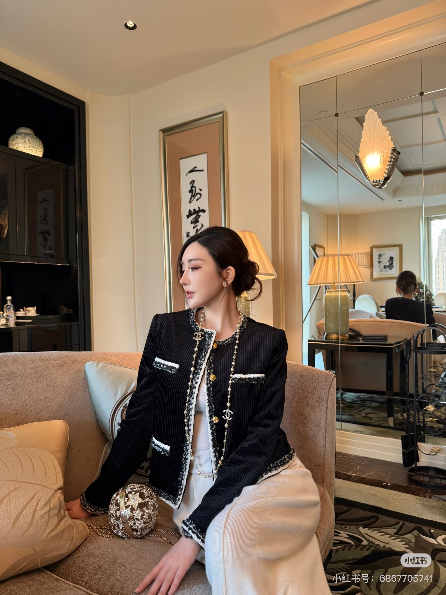 NO:683059,Style number G25122273 CHANE*L new model is available on the official website at the same time. It is made of high-quality corduroy fabric customized by Xinxiang Grandma’s House, camellia jacquard on the inside, and a metal chain sewn on the inside of the hem, with a stylish drape!  Gold braided braided hem button placket round neck short small scented velvet jacket!  Premium black, 36-38-40-42 (size 38, shoulder width 39 with shoulder pads, bust 94, sleeve length 55, dress length 53) hair,,chanel,jackets & coats,19860909款号G25122273 CHANE*L新款官网同步上新香奶奶家定制优质灯芯绒面料、内里山茶花提花、下摆内侧缝制金属链条版型垂坠有型！金线麻花编织捆边系扣门襟圆领短款小香气质丝绒外套！高级黑,36-38-40-42（38码肩宽39有垫肩,胸围94,袖长55,衣长53）发,,chanel,jackets & coats,,Women's clothing