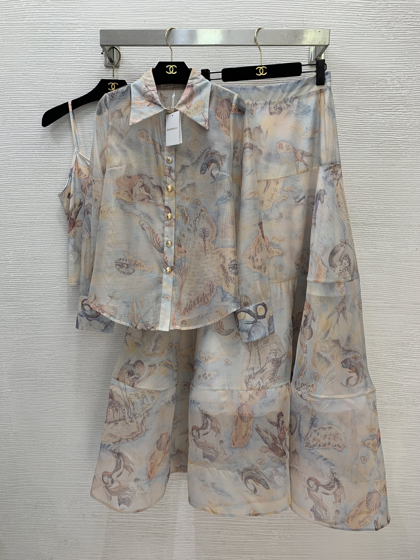 NO:686099,Style No. G25122657 ZIMMERMA*N Zimmerman Australian brand high-end customized full-frame animal print two-piece suit!  Buttoned lapel long-sleeved shirt with printed pattern suspenders, lining and layered high-waisted long skirt with wide hem!  1.2.3.4/SMLXL (Size 2, shoulder width 36, bust 100, sleeve length 64, dress length 66; inner bust 80 super elastic, length 37 excluding shoulder straps; waist 72, skirt length 114),,skirts,19860909款号G25122657 ZIMMERMA*N兹默曼澳洲品牌 高端定制满幅动物图案印花两件套套装！系扣翻领长袖衬衣印花图案吊带打底内衬层层拼接高腰大摆长款半身裙！1.2.3.4/SMLXL（2码肩宽36,胸围100,袖长64,衣长66；内搭胸围80超弹力,长度37不含肩带；腰围72,裙长114）,,skirts,,Women's clothing