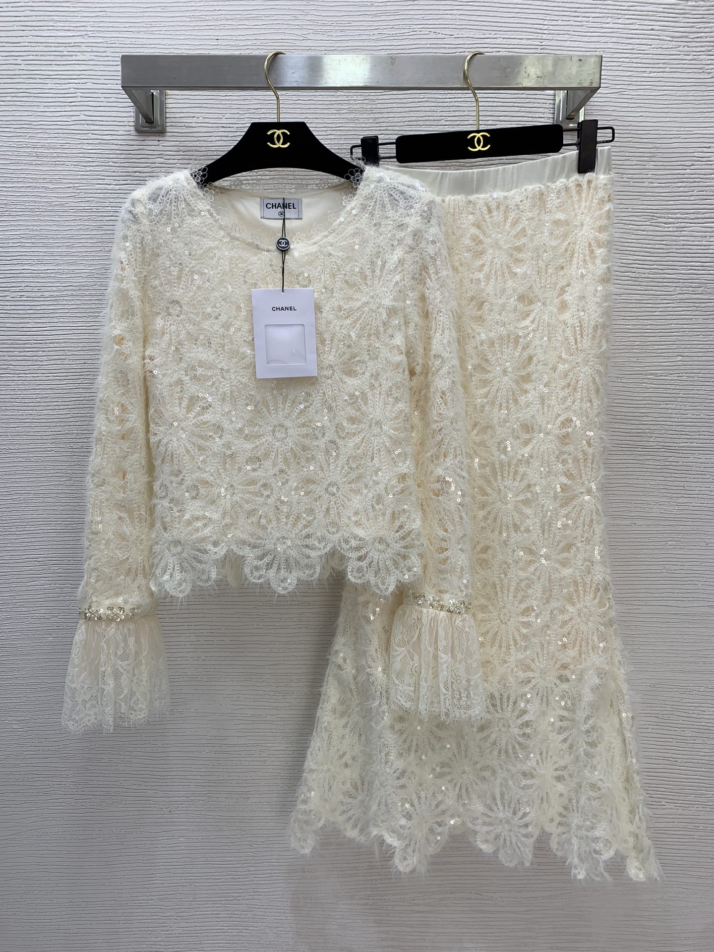 NO:686412,Style No. G25122643 Chane* new model, sparkling sequin woven blended soft waxy skin fabric, elegant ladylike two-piece suit!  Round neck pullover, bell sleeves, short sweater top, high waisted butt-covered fishtail skirt, long skirt!  Apricot color, (M size shoulder width 36, bust 82, sleeve length 63, dress length 52; waist 66 elastic, skirt length 91) hair,,chanel,skirts,19860909款号G25122643 Chane*新款 闪耀亮片编织混纺软糯皮肤面料气质淑女两件套装！圆领套头喇叭袖短款针织衫上衣高腰包臀鱼尾裙长款半身裙！杏色、 （M码肩宽36,胸围82,袖长63,衣长52；腰围66可弹力,裙长91）发,,chanel,skirts,,Women's clothing