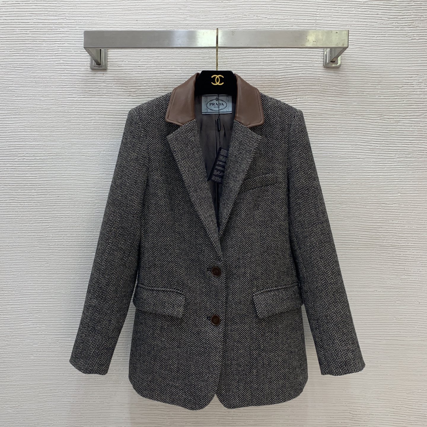 NO:686419,Model No. G25122724 PRAD* new high-end customized herringbone fabric soft wool-containing leather collar contrasting stitching back inverted triangle decoration slim fit suit jacket!  Gray, (S size shoulder width 38 with shoulder pads, bust 92, sleeve length 56, dress length 69) hair,, prada, jackets & coats, business suit,19860909款号G25122724 PRAD*新款 高端定制人字纹面料柔软含羊毛皮革领子撞色拼接后背倒三角装饰修身显瘦西装外套！灰色,（S码肩宽38有垫肩,胸围92,袖长56,衣长69）发,,prada,jackets & coats,business suit,,Women's clothing
