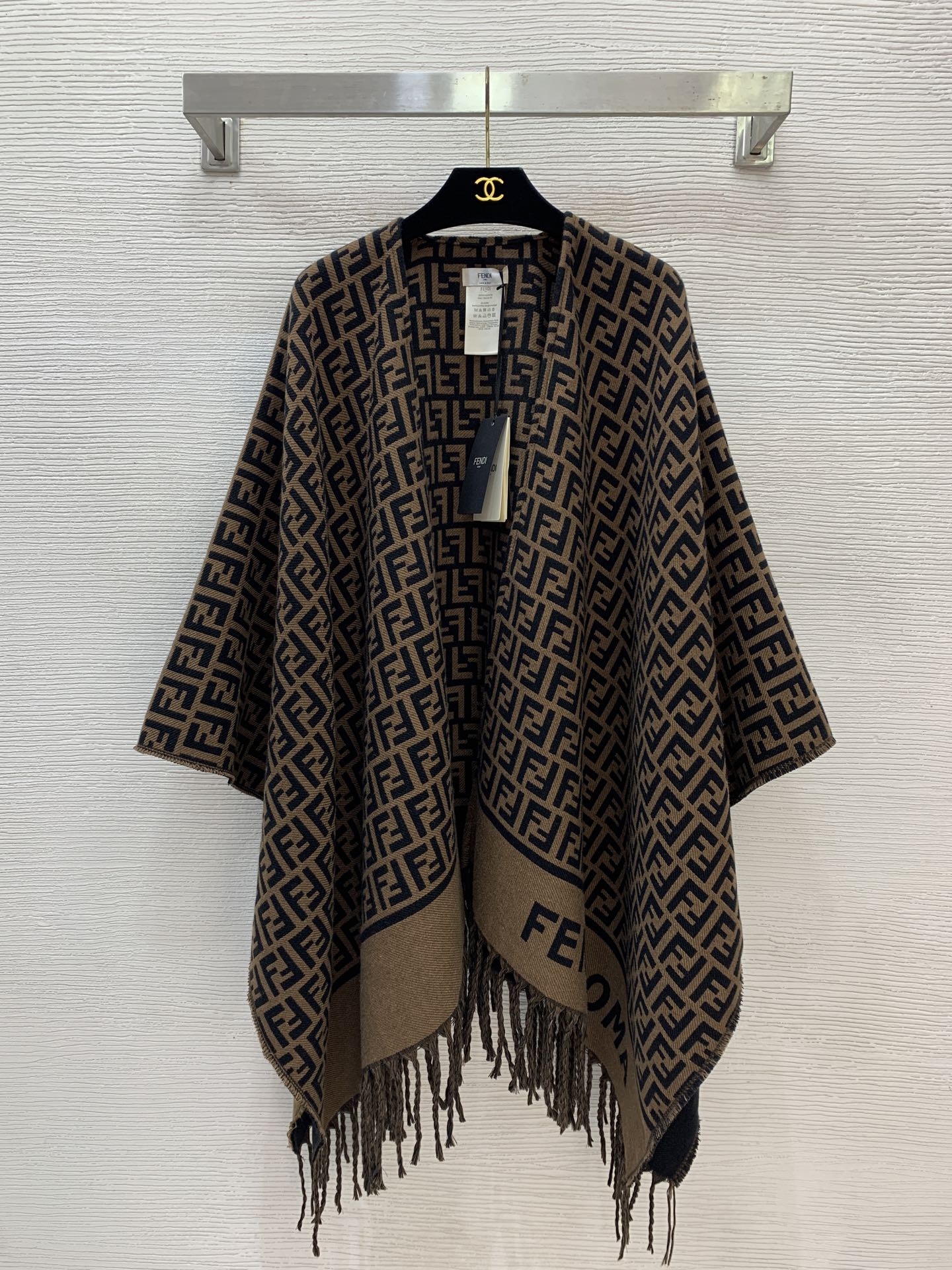 NO:686410,Model No. G25122648 FEND* new high-end boutique customized cashmere yarn twill knitted fabric, classic presbyopic double FF letter logo logo tassel edge loose and versatile shawl jacket!  Brown hair (one size fits all, length 74), fendi, jackets & coats, shawls,19860909款号G25122648 FEND*新款 高端精品定制羊绒纱线斜纹针织面料、经典老花双FF字母logo标志流苏边宽松百搭披肩外套！咖色（均码长度74）发,,fendi,jackets & coats,shawls,,Women's clothing