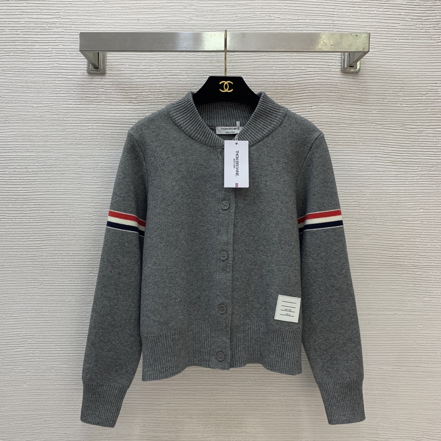 NO:677319,Model No. G25122613 THOM BROWN* New TB Home classic contrasting color webbing hemming splicing short stand-up collar jacket knitted cardigan top!  Apricot, navy blue, gray, (M size shoulder width 36, bust 98, sleeve length 58, clothing length 55), Thom Browne-clothing,thom browne,jackets & coats,19860909款号G25122613 THOM BROWN*新款TB家 经典撞色织带包边拼接短款立领夹克针织开衫上衣！杏色、藏蓝色、灰色、（M码肩宽36,胸围98,袖长58,衣长55）,汤姆布朗-服装,thom browne,jackets & coats,,Women's clothing