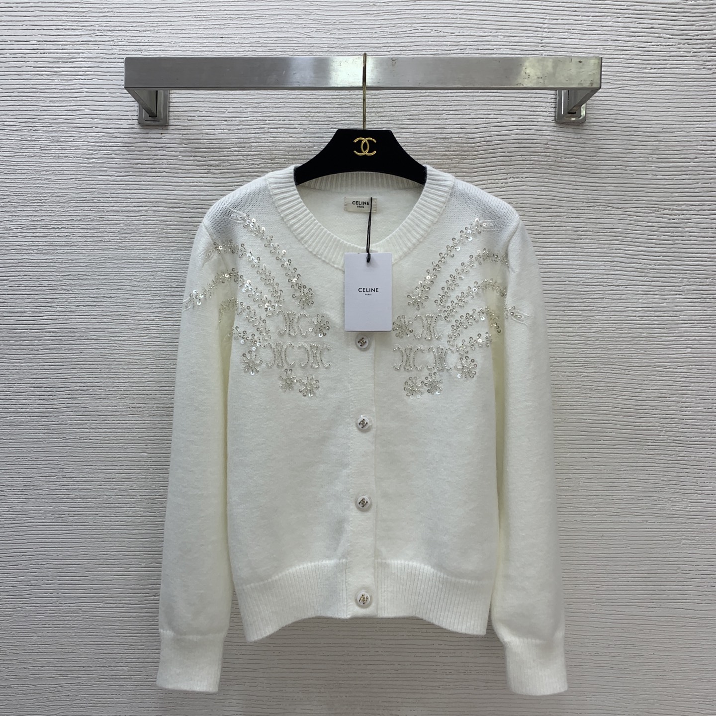 NO:677311,Model number G25122536 CELIN* new high-end customized heavy-duty beaded Arc de Triomphe logo button placket round neck long-sleeved knitted cardigan top!  Off-white, red, (M size shoulder width 39, bust 96, sleeve length 56, dress length 56), Celine-clothing, celine, celine,19860909款号G25122536 CELIN*新款 高端定制重工珠片凯旋门logo系扣门襟圆领长袖针织开衫上衣！米白色、红色、（M码肩宽39,胸围96,袖长56,衣长56）,赛琳-服装,celine,celine,,Women's clothing