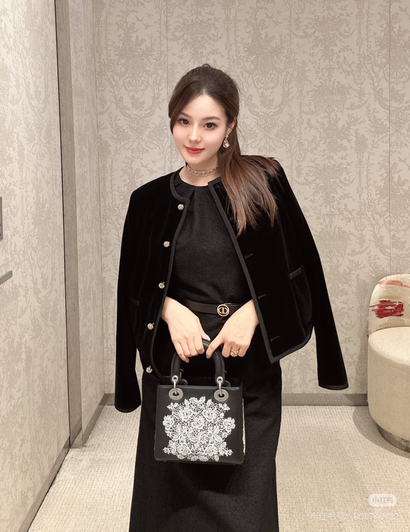 NO:683716,Model No. G25122385 CHANE*L’s new official website simultaneously launches new high-end customized imported gold velvet short velvet fabric, D’s classic CD with diamond beads and small gold buckle webbing edge button placket round neck short velvet jacket!  Premium black, 36-38-40-42 (size 38, shoulder width 37 with shoulder pads, bust 94, sleeve length 59, dress length 52) hair,,chanel,dior,jackets & coats,19860909款号G25122385 CHANE*L新款官网同步上新高端定制进口金丝绒短绒面料、D家经典CD镶钻珠花小金扣织带包边系扣门襟圆领短款丝绒外套！高级黑,36-38-40-42（38码肩宽37有垫肩,胸围94,袖长59,衣长52）发,,chanel,dior,jackets & coats,,Women's clothing