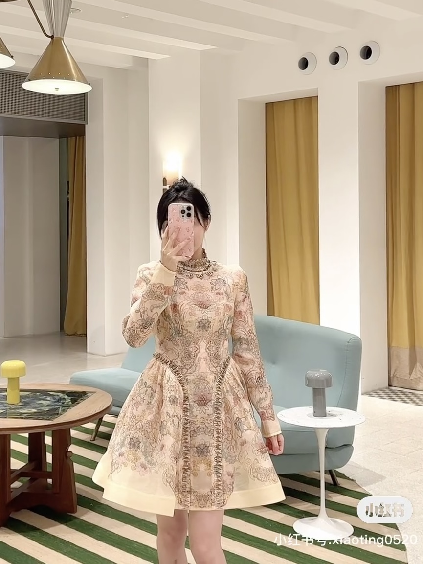 NO:677005,Model No. G25122387 ZIMMERMA*N Australian brand, high-end customized heavy-duty embroidered beads decorated with floral prints, lining mesh skirt support, puffy waist, slimming stand-up collar, long-sleeved dress with waist cord!  1.2.3.4/SMLXL (size 4 bust 100, waist 86, sleeve length 62, skirt length 93; inner bust 84 super elastic, length 67 excluding shoulder straps), saint laurent-clothing, saint laurent, skirts,19860909款号G25122387 ZIMMERMA*N兹默曼澳洲品牌 高端定制重工绣珠装饰花卉印花、内里网纱裙撑蓬蓬大摆收腰显瘦立领长袖连衣裙送腰绳！1.2.3.4/SMLXL（4码胸围100,腰围86,袖长62,裙长93；内搭胸围84超弹力,长度67不含肩带）,圣罗兰-服装,saint laurent,skirts,,Women's clothing