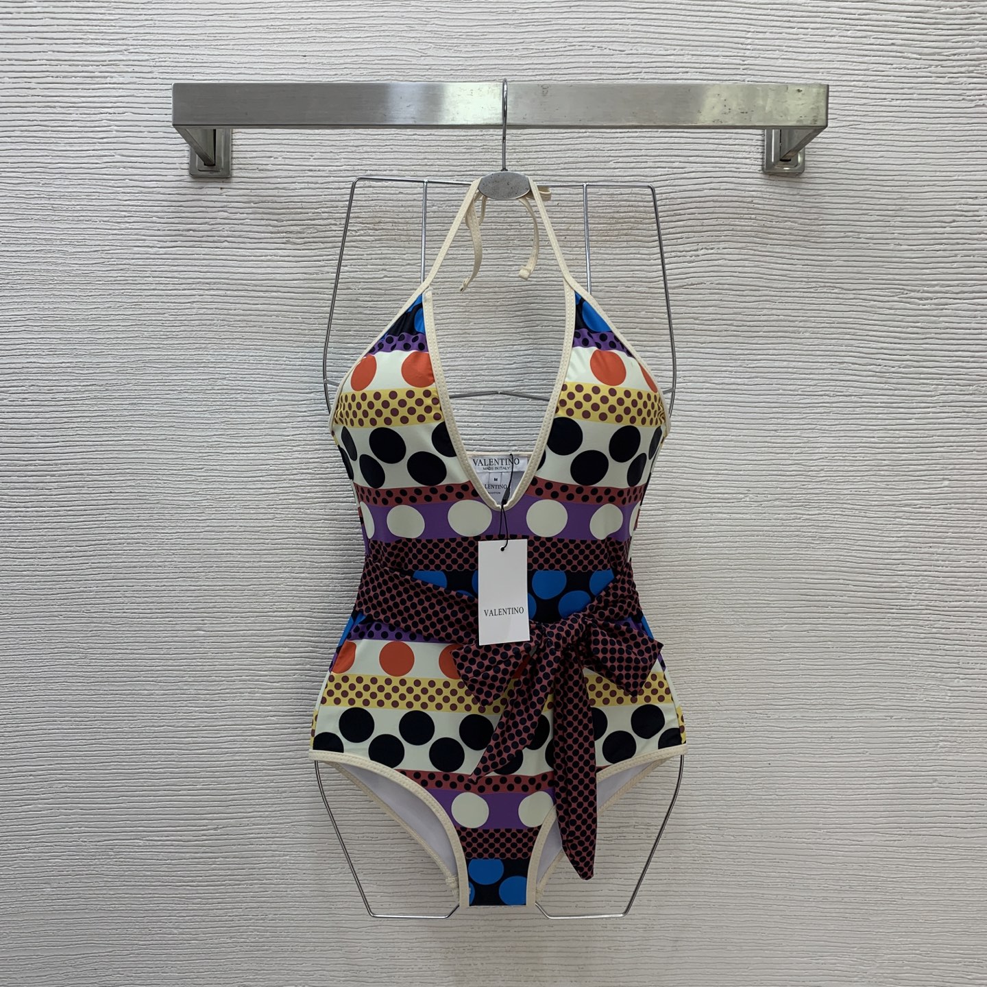 NO:685513,Model No. D25122564 Valenti*o's new 26-year-old colorful large polka dot color block print with belt decoration halter neck backless one-piece swimsuit (with breast pads) casual and versatile tight suspender top, a must-have for seaside resorts, hot springs and swimming pools!  ,发,,valentino,valentino,swimsuits,19860909款号D25122564 Valenti*o华伦家26年新款 彩色大波点拼色印花搭配腰带装饰挂脖露背连体泳衣（有胸垫）休闲百搭紧身吊带上衣,海边度假温泉游泳池必备！ ,发,,valentino,valentino,swimsuits,,Women's clothing