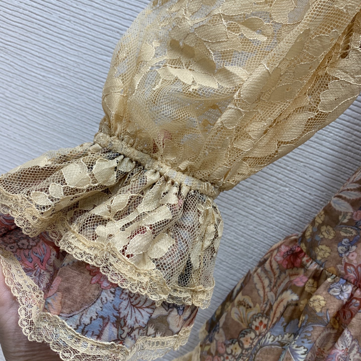 ￼ 款号G ZIMMERMA*N 兹默曼澳洲品牌时装周走秀款、蕾丝荷叶边拼接复古印花绑带V领宽松百搭长袖