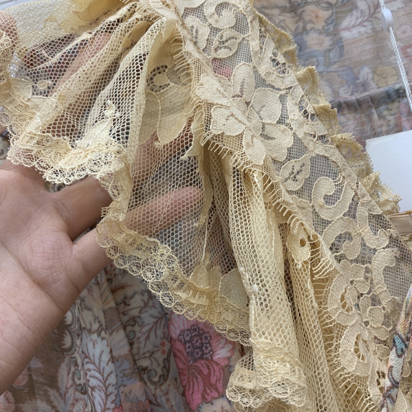 ￼ 款号G ZIMMERMA*N 兹默曼澳洲品牌时装周走秀款、蕾丝荷叶边拼接复古印花绑带V领宽松百搭长袖