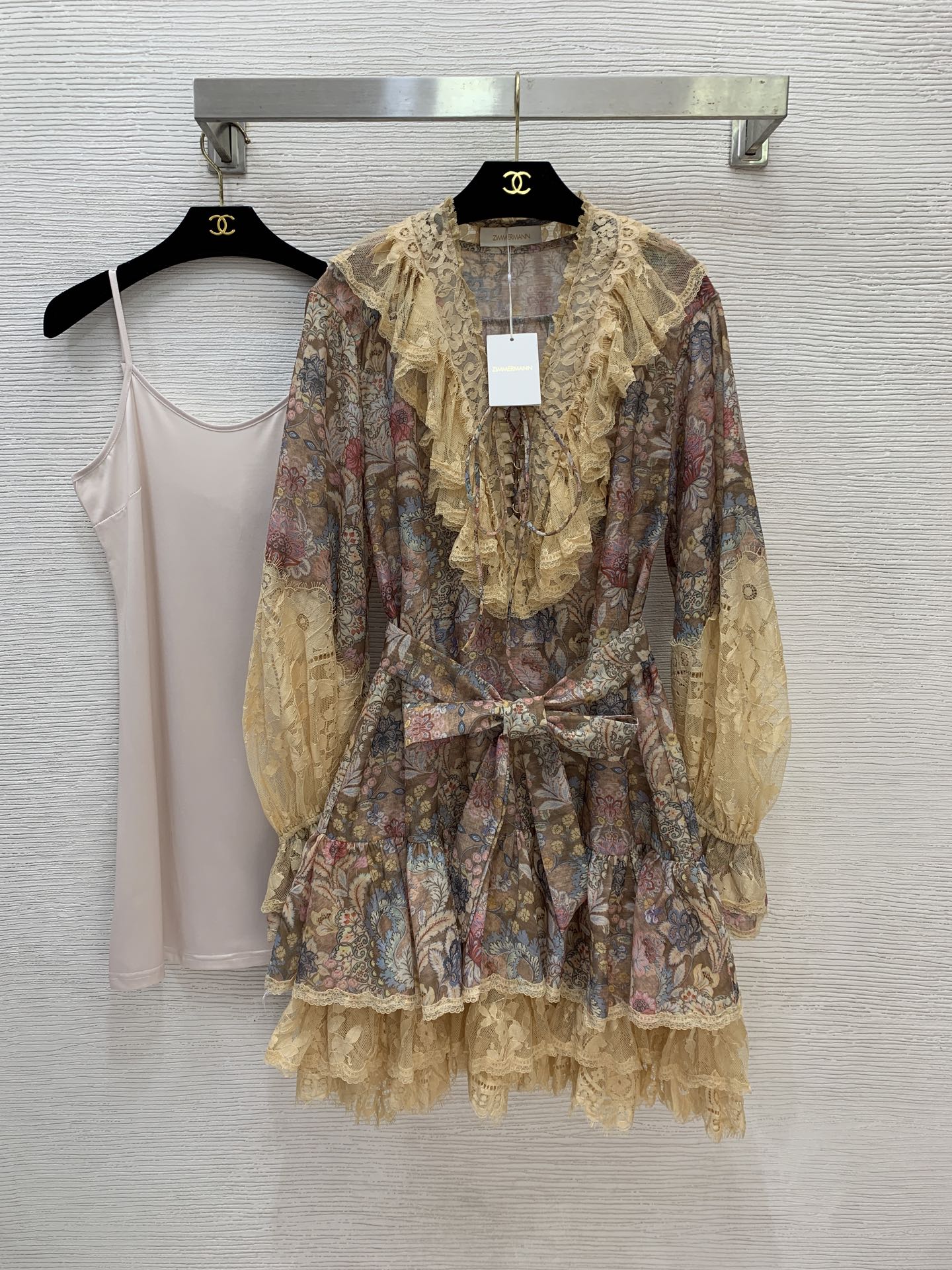 NO:677685,Style number G25122758 ZIMMERMA*N Zimmerman Australian brand fashion week catwalk model, lace ruffle splicing retro printed strap V-neck loose versatile long-sleeved dress solid color inner suspender skirt!  1.2.3.4/SMLXL (size 2, shoulder width 45, bust 98, sleeve length 77, skirt length 95; inner bust 86 super elastic, length 68 excluding shoulder straps), Zimmerman-clothing, skirts,19860909款号G25122758 ZIMMERMA*N 兹默曼澳洲品牌时装周走秀款、蕾丝荷叶边拼接复古印花绑带V领宽松百搭长袖连衣裙纯色内搭吊带打底裙！1.2.3.4/SMLXL（2码肩宽45,胸围98,袖长77,裙长95；内搭胸围86超弹力,长度68不含肩带）,兹默曼-服装,skirts,,Women's clothing