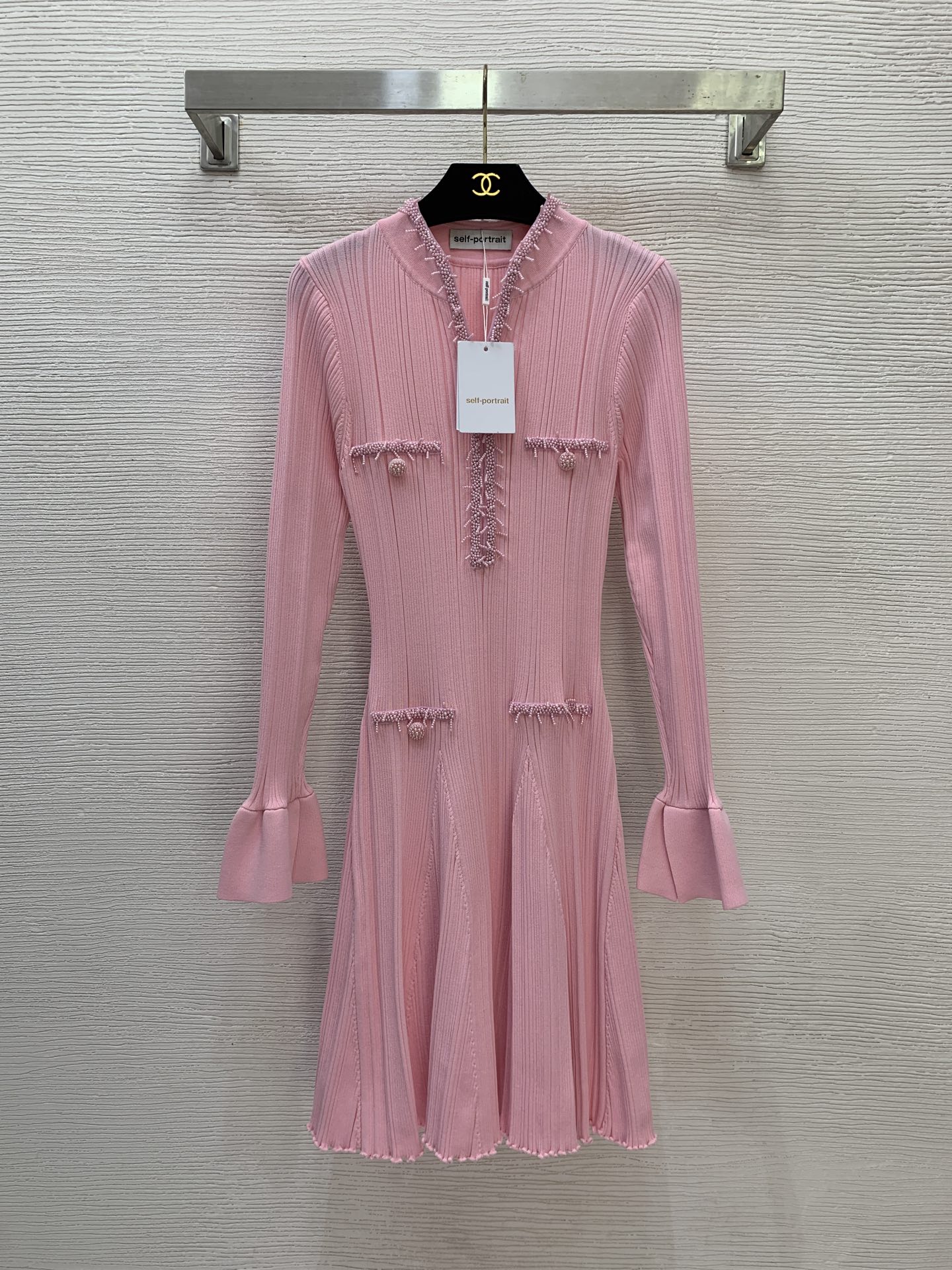 NO:685541,Model No. D25122543 Self-portrai* new model SP home custom-made heavy bead decoration half-platform buttoned stand-up collar bell sleeves slimming slim mid-length knitted dress!  Blue, pink, black, (M size bust 64 with elasticity, waist 54 with elasticity, sleeve length 63, skirt length 89) hair,,skirts,19860909款号D25122543 Self-portrai*新款 SP家定制重工珠珠装饰半开襟系扣立领喇叭袖修身显瘦中长款针织连衣裙！蓝色、粉色、黑色、（M码胸围64可弹力,腰围54可弹力,袖长63,裙长89）发,,skirts,,Women's clothing