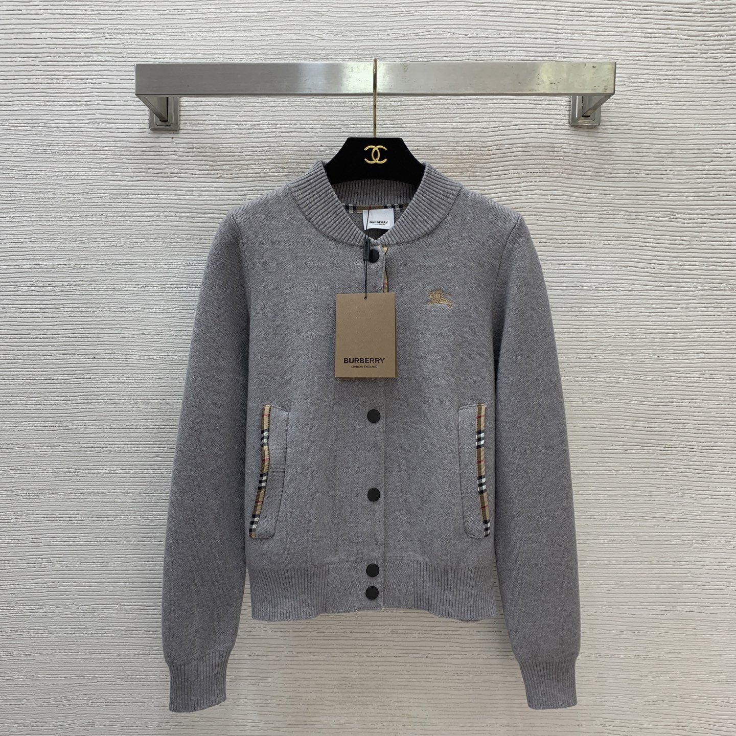 NO:677697,Model No. G25122246 BURBERR* New model B's high-end customized classic plaid splicing knight war horse embroidered badge button placket stand collar jacket knitted cardigan coat top!  Black, gray, pink, red, (M size bust 94, sleeve length 58, dress length 53), Burberry - clothing, burberry, jackets & coats, jackets & coats,19860909款号G25122246 BURBERR*新款 B家高端定制经典格纹拼接骑士战马刺绣胸章系扣门襟立领夹克针织开衫外套上衣！黑色、灰色、粉色、红色、（M码胸围94,袖长58,衣长53）,博柏利-服装,burberry,jackets & coats,jackets & coats,,Women's clothing