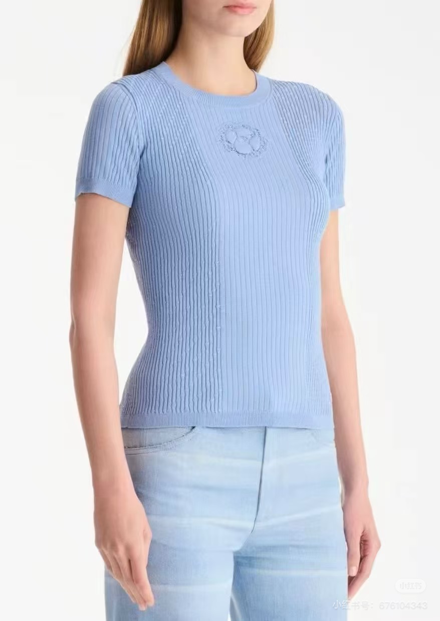 NO:677081,Style number G25122438 Chane*26 spring and summer new style, high-end boutique custom-made fragrant grandma's house three-dimensional camellia badge double C accessories decoration slimming stretch knitted sweater top!  Blue, pink, white, 36-38-40 (38 size bust 64, sleeve length 21, dress length 54), Chanel-clothing,chanel,chanel,19860909款号G25122438 Chane*26年春夏新款 高端精品定制香奶奶家立体山茶花徽章双C配件装饰修身显瘦弹力针织衫上衣！蓝色、粉色、白色、36-38-40（38码胸围64,袖长21,衣长54）,香奈儿-服装,chanel,chanel,,Women's clothing