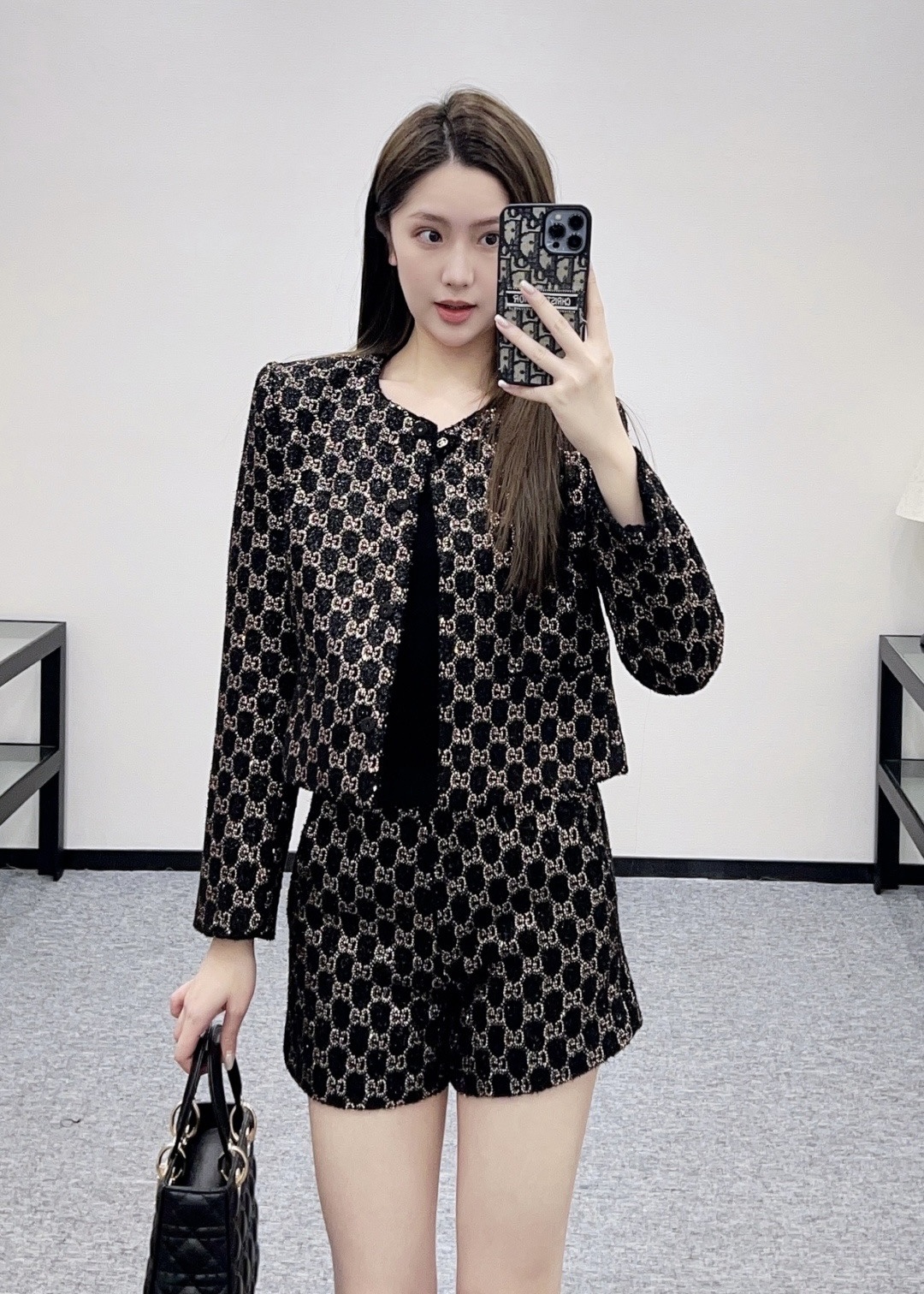 NO:677043,Model No. G25122474 GUCC* New style G family high-end boutique custom-made all-over glitter silk blended fabric, high-temperature heavy-duty GG hot-drilled button placket round neck short long-sleeved jacket. The same shorts are also available in black, (S size shoulder width 36 with shoulder pads, chest 94, sleeve length 57, clothing length 47) coat, Gucci-clothing, gucci, gucci, gucci, shorts, jackets & coats,19860909款号G25122474 GUCC*新款 G家高端精品定制通体闪丝混纺面料、高温重工GG烫钻系扣门襟圆领短款长袖外套同款短裤也有哦黑色,（S码肩宽36有垫肩,胸围94,袖长57,衣长47）外套,古驰-服装,gucci,gucci,gucci,shorts,jackets & coats,,Women's clothing