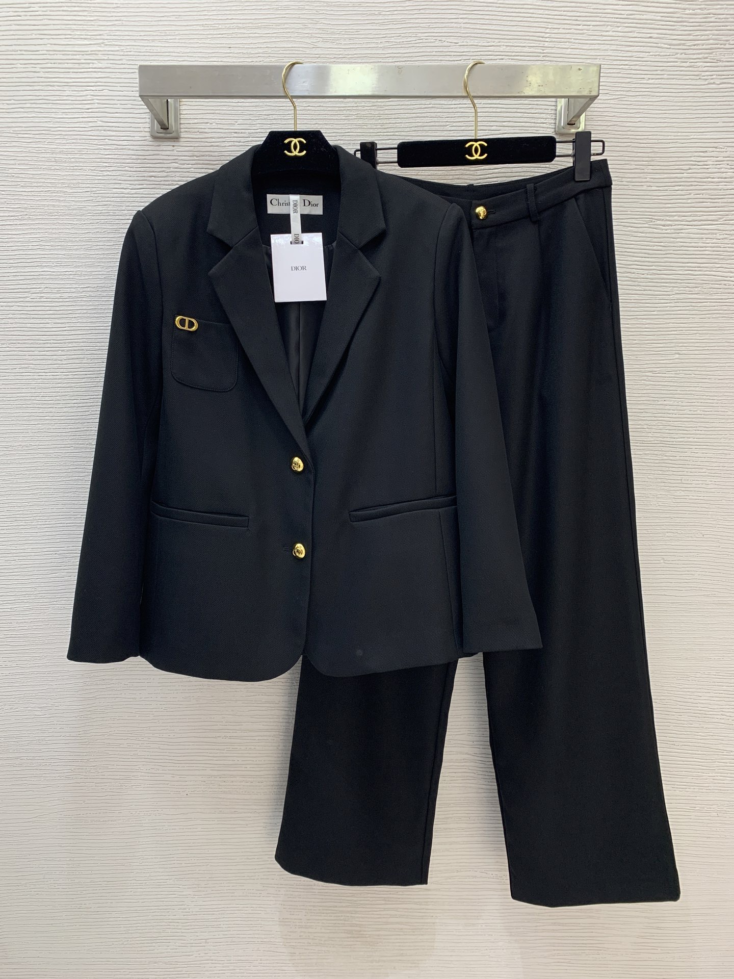 NO:677087,Style No. G25122454 Dio* new high-end customized fashionable two-piece suit!  CD button accessories two-button slim fit blazer high-waisted straight wide-leg trousers!  Black, brown, (M size shoulder width 41 with shoulder pads, bust 104, sleeve length 59, dress length 67; waist 70, hip 102, pants length 103), Dior-clothing, dior, dior, jackets & coats, business suit,19860909款号G25122454 Dio*新款 高端定制时尚气质西服两件套装！CD纽扣配件两粒扣修身显瘦西装外套高腰直筒阔腿西裤长裤！黑色、咖色、 （M码肩宽41有垫肩,胸围104,袖长59,衣长67；腰围70,臀围102,裤长103）,迪奥-服装,dior,dior,jackets & coats,business suit,,Women's clothing