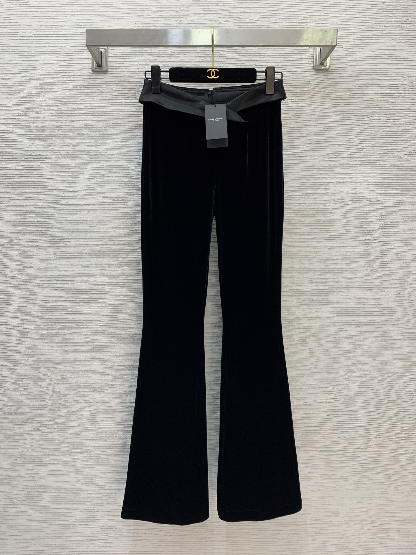 NO:677334,Style No. G25122578 Yves Saint Laurent's new high-end customized gold buckle short velvet fabric, light acetic acid splicing waist cuff design slimming velvet trousers and versatile goddess bell bottoms!  Black, (size M waist 66, pants length 107) pants, saint laurent-clothing, saint laurent,19860909款号G25122578 圣罗兰 新款 高端定制金扣金丝绒短绒面料、光感醋酸拼接腰间翻边设计修身显瘦丝绒西裤百搭女神喇叭裤！黑色, （M码腰围66,裤长107）裤子,圣罗兰-服装,saint laurent,,Women's clothing