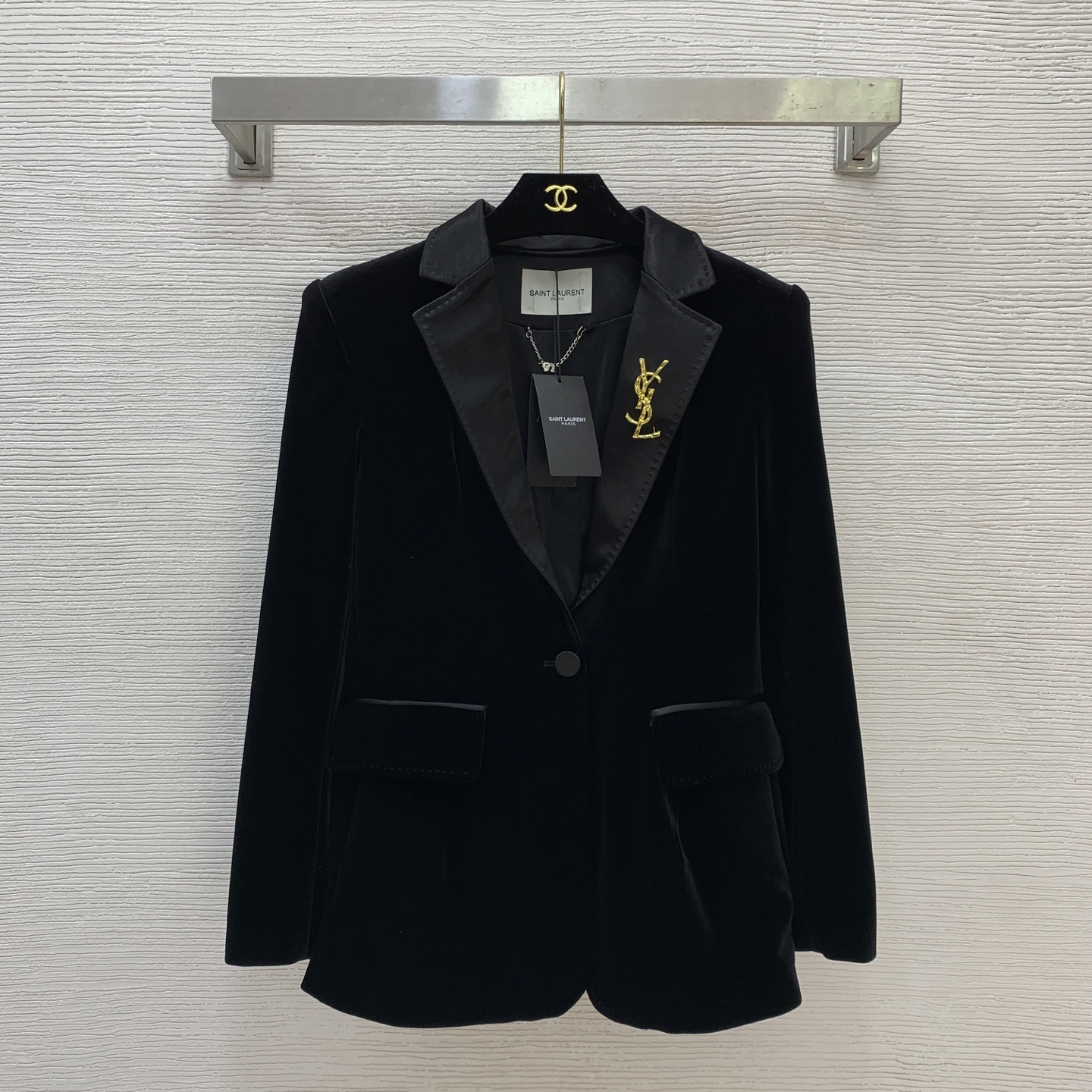NO:677337,Model No. G25122579 Yves Saint Laurent's new model, high-end custom-made gold buckle short velvet fabric, heavy hand-sewn edges, glossy acetic acid splicing, flap pockets, slim fit, one-button suit velvet jacket with free brooch!  Black, (M size shoulder width 41 with shoulder pads, bust 86~90, sleeve length 57, dress length 68) jacket, saint laurent-clothing, saint laurent, jackets & coats, business suit, brooch, breastpin,19860909款号G25122579 圣罗兰 新款 高端定制金扣金丝绒短绒面料、重工手工缝边光感醋酸拼接翻盖口袋修身显瘦一粒扣西装丝绒外套赠送胸针！黑色,（M码肩宽41有垫肩,胸围86～90,袖长57,衣长68）外套,圣罗兰-服装,saint laurent,jackets & coats,business suit,brooch，breastpin,,Women's clothing