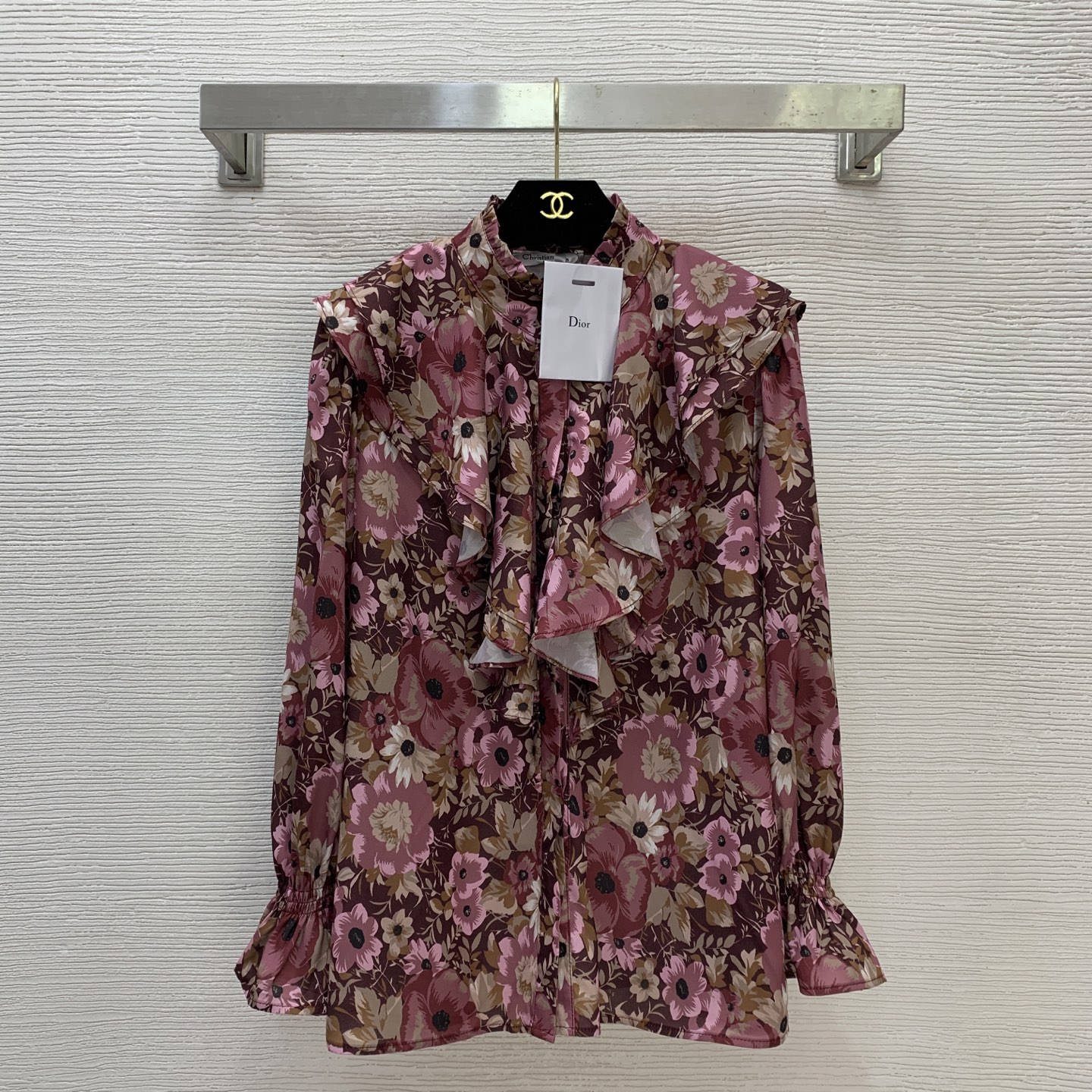 NO:689070,Model No. D25123187 Dio*’s new custom-made simulated silk satin fabric, ruffled stitching, button placket, stand collar, bell sleeves, loose long-sleeved shirt!  (M size shoulder width 36, bust 100, sleeve length 58, dress length 67), Dior-clothing, dior, dior, real silk,19860909款号D25123187 Dio*新款定制仿真丝缎面料、荷叶边拼接系扣门襟立领喇叭袖宽松长袖衬衣！（M码肩宽36,胸围100,袖长58,衣长67）,迪奥-服装,dior,dior,real silk,,Women's clothing