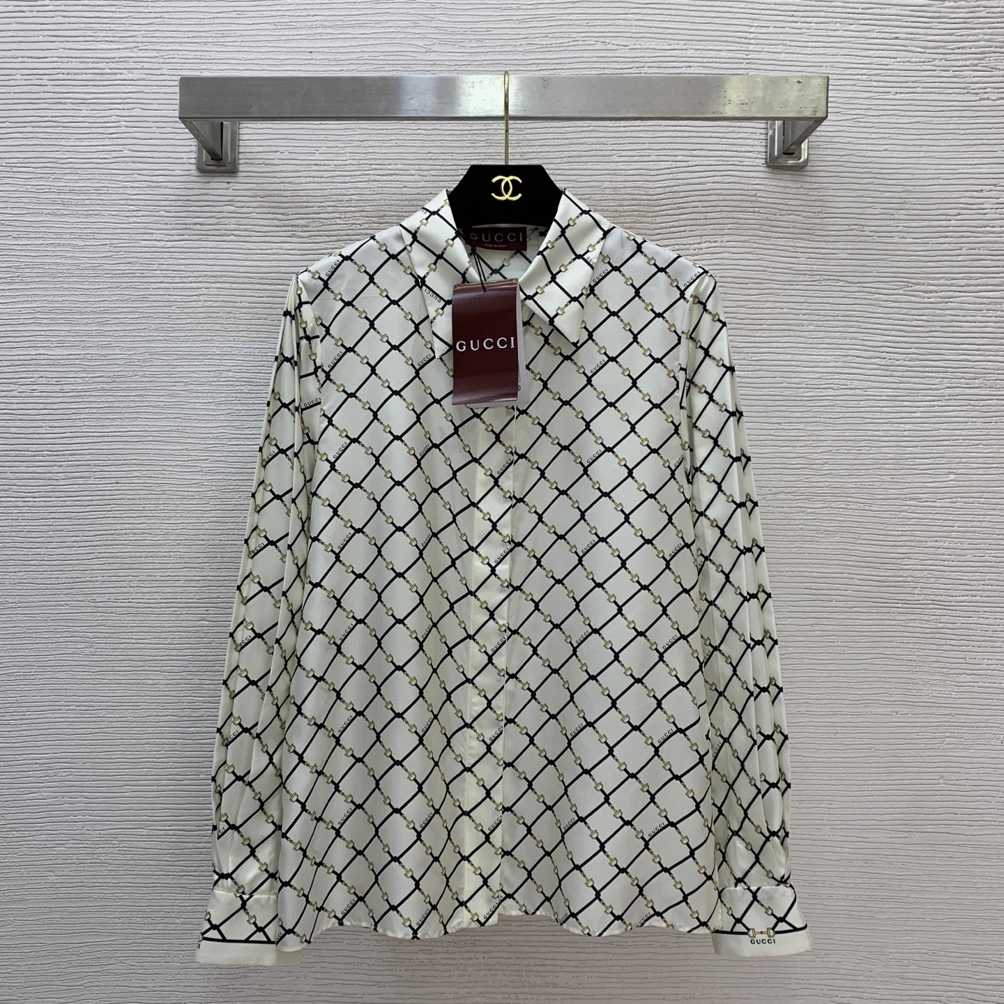 NO:686425,Style number G25122785 GUCC* 2026 early spring new style G family’s high-end boutique customized imported twill silk fabric, mulberry silk texture and luster!  All-over rhombus horsebit pattern print, letter logo buttons, loose and fashionable button placket, lapel long-sleeved shirt!  36-38-40 (size 36, width 38, bust 94, sleeve length 61, dress length 64) hair,,gucci,gucci,real silk,19860909款号G25122785 GUCC*26年早春新款 G家高端精品定制进口斜纹真丝面料、桑蚕丝质感光泽高级！通体菱格马衔扣图案印花、字母logo纽扣宽松时尚系扣门襟翻领长袖衬衣！36-38-40（36码宽38,胸围94,袖长61,衣长64）发,,gucci,gucci,real silk,,Women's clothing
