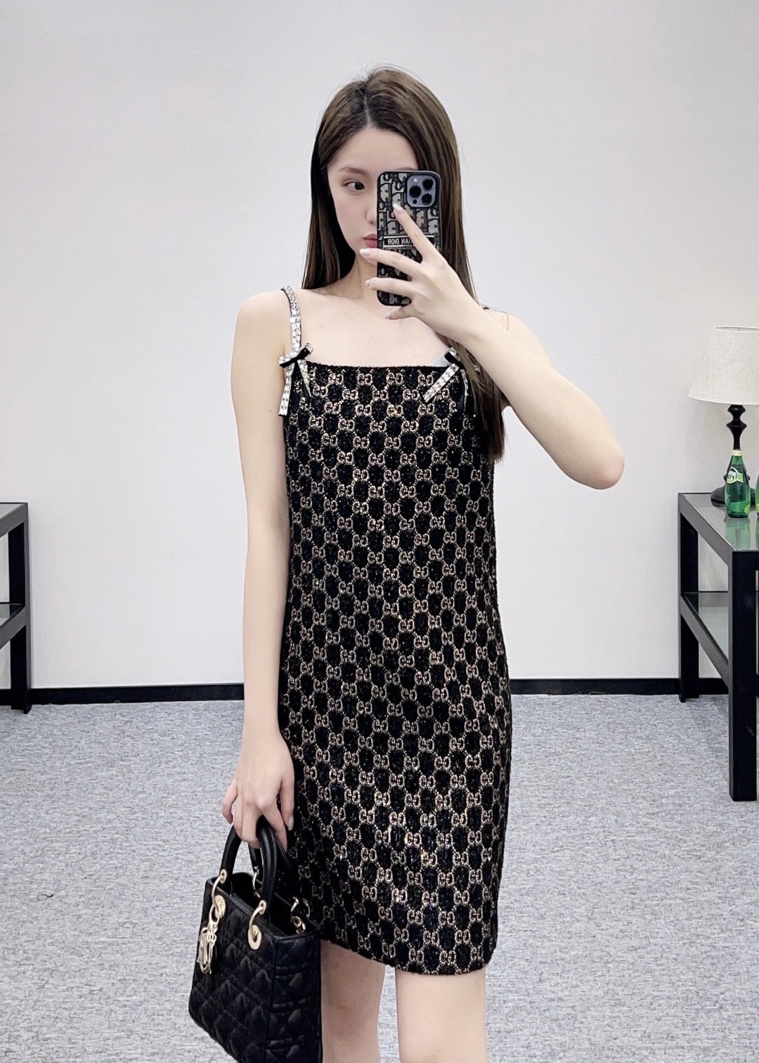 NO:677315,Model No. G25122546 GUCC* new model, high version, high-quality customized glitter silk blended all-over GG high-temperature hot-drilling process, bow straps, age-reducing temperament, slimming and slimming banquet suspender dress!  Black, (S size bust 84, skirt length 71), Gucci-clothing, gucci, gucci, skirts,19860909款号G25122546 GUCC*新款 高版本精品定制闪丝混纺通体GG高温烫钻工艺、蝴蝶结肩带减龄气质修身显瘦宴会吊带礼服裙连衣裙！黑色,（S码胸围84,裙长71）,古驰-服装,gucci,gucci,skirts,,Women's clothing