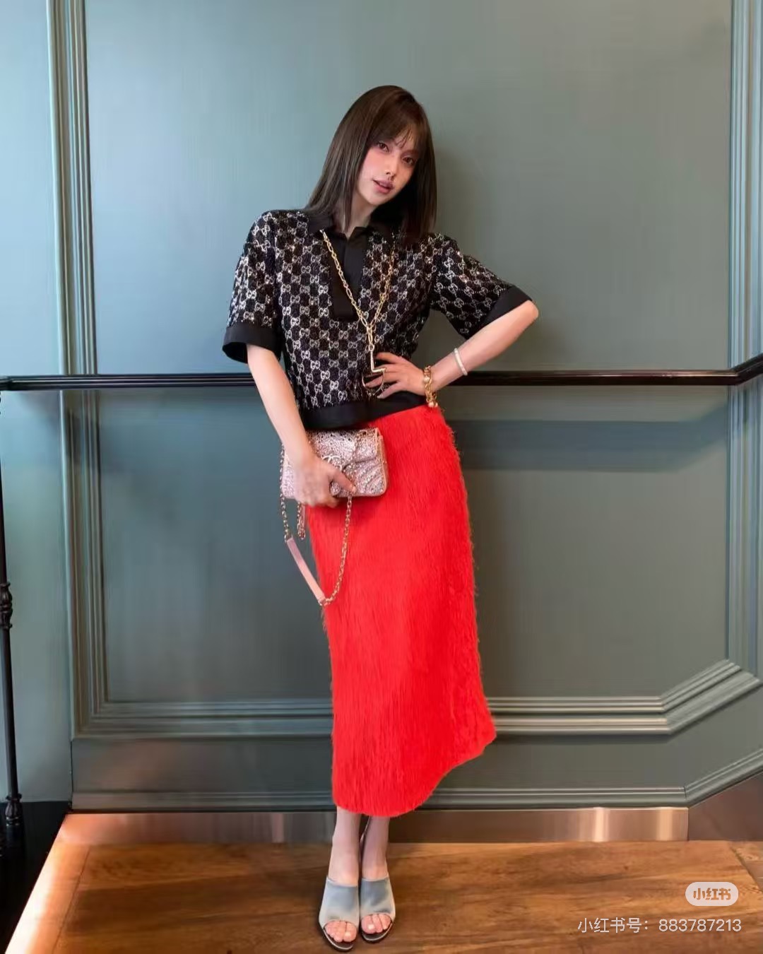 NO:685523,Style No. G25122528 GUCC* new model, high version, high-quality customized glitter silk blended all-over GG high-temperature hot-drilling process, contrasting color stitching, POLO collar, fashionable and versatile short top!  Black, (S size shoulder width 49, bust 92, sleeve length 20, dress length 50) hair,,gucci,19860909款号G25122528 GUCC*新款 高版本精品定制闪丝混纺通体GG高温烫钻工艺、撞色拼接POLO领时尚百搭短款上衣！黑色,（S码肩宽49,胸围92,袖长20,衣长50）发,,gucci,,Women's clothing