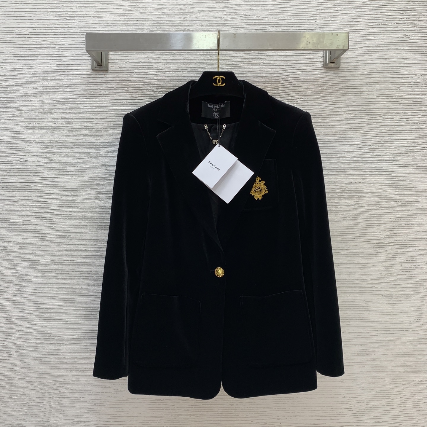 NO:677691,Model No. G25122935 BALMAI*A Baman's new winter style, high-end customized rhombus quilted thickened imported gold velvet short velvet fabric, double pocket pin badge brooch decoration, slimming one-button suit velvet jacket brooch is removable!  Black, (M size shoulder width 40 with shoulder pads, bust 88, sleeve length 59, dress length 68), Balmain-clothing, balmain, balmain, jackets & coats, business suit, brooch, breastpin,19860909款号G25122935 BALMAI*A巴曼家冬季新款 高端定制菱格线夹棉加厚进口金丝绒短绒面料、双口袋别针徽章胸针装饰、修身显瘦一粒扣西装丝绒外套胸针可拆卸！黑色,（M码肩宽40有垫肩,胸围88,袖长59,衣长68）,巴尔曼-服装,balmain,balmain,jackets & coats,business suit,brooch，breastpin,,Women's clothing