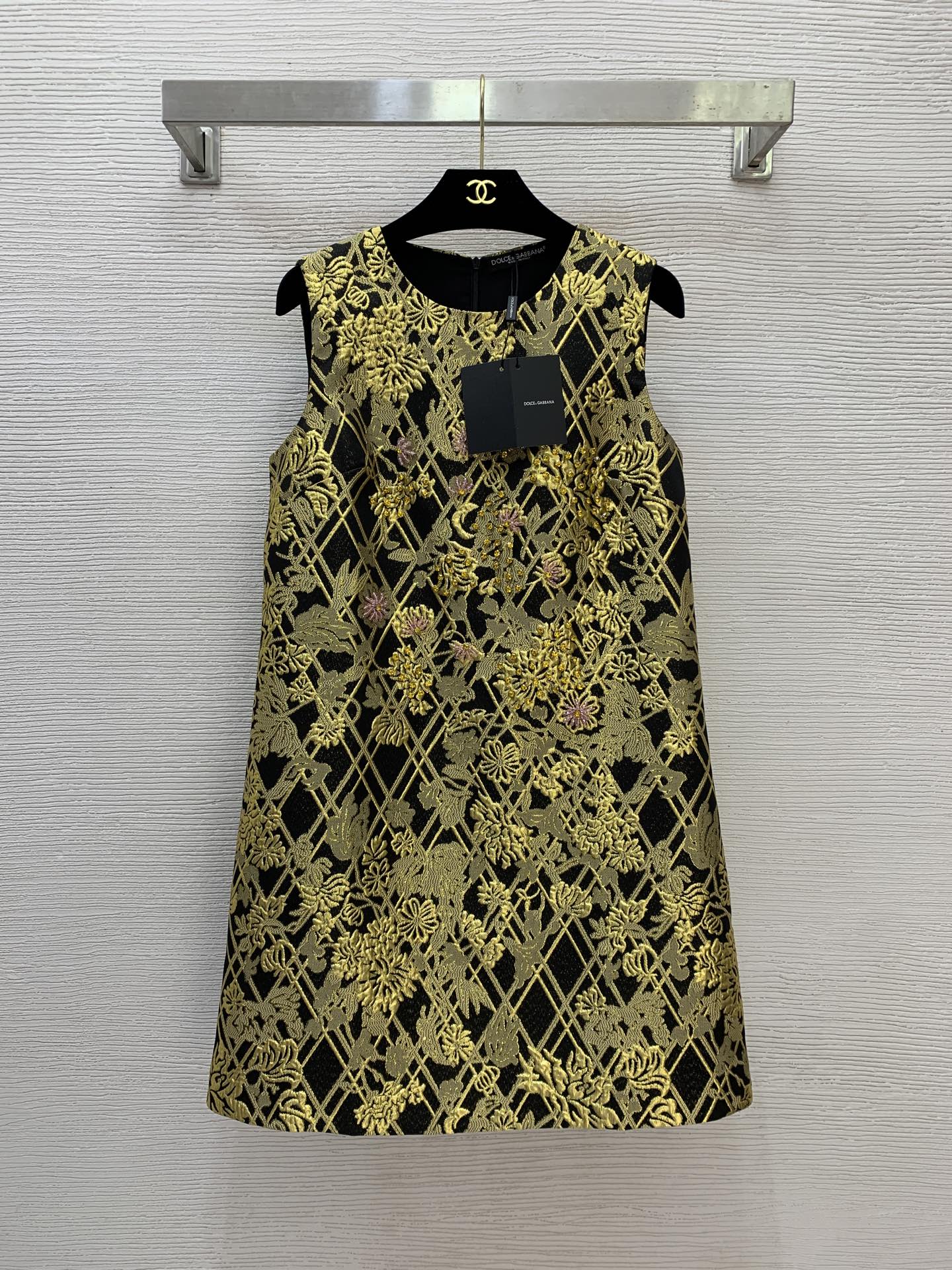 NO:687361,Style number G25123076 Dolce & Gabbana DG* new high-end customized high-grade fine shiny jacquard fabric with a crisp and stylish version!  Small A version slim fit sleeveless vest dress with heavy beading decoration on the chest!  (M size bust 90, skirt length 87) Hair,,Dolce&Gabbana,skirts,19860909款号G25123076 杜嘉班纳DG*新款 高端定制高级感细闪提花面料版型挺括有型！胸前重工钉珠装饰小A版修身显瘦无袖背心连衣裙！ （M码胸围90,裙长87）发,,Dolce&Gabbana,skirts,,Women's clothing
