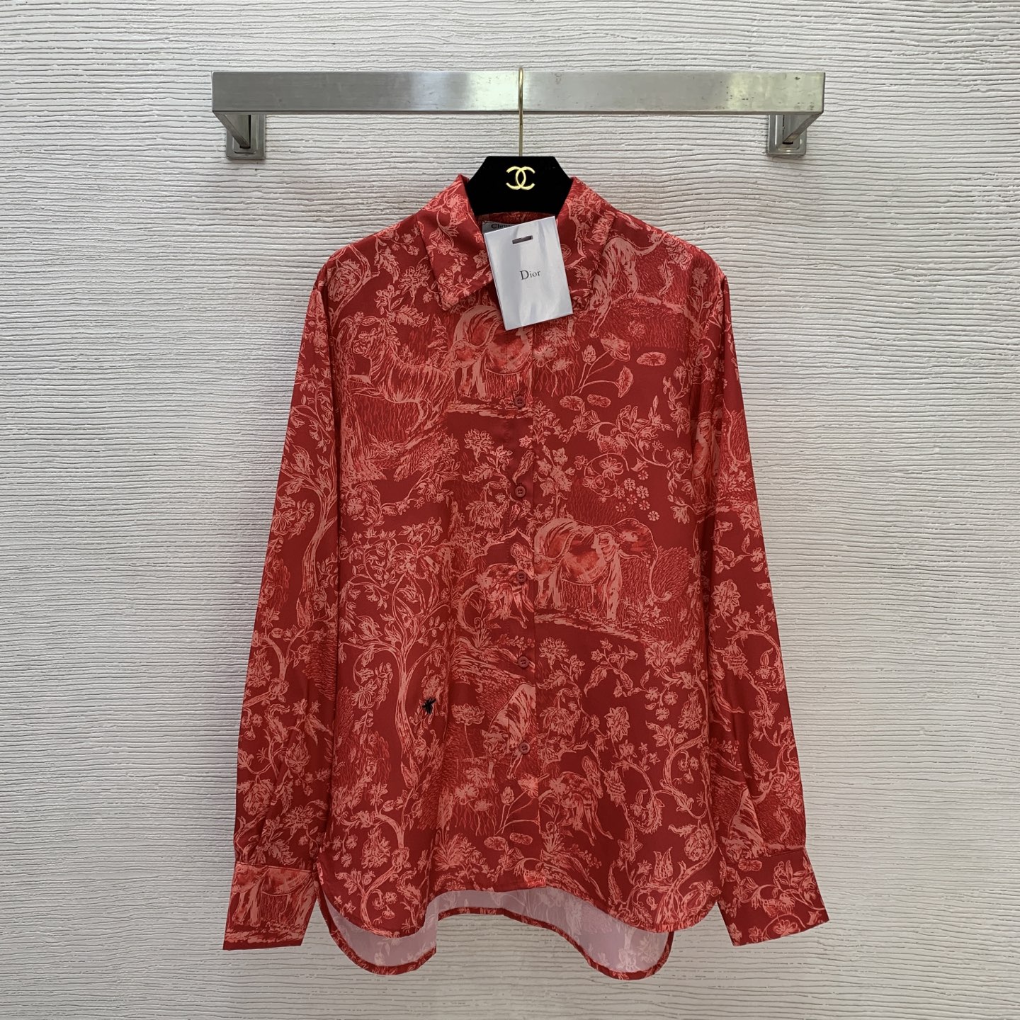 NO:689068,Style No. G25123157 Dio* new model, animal jungle pattern printed with little bee embroidery decoration, loose and versatile, short front, long back, buttoned lapel, long-sleeved shirt!  (M size shoulder width 42, chest 110, sleeve length 64, front length 69/back center length 74), Dior-clothing, dior, dior,19860909款号G25123157 Dio*新款 动物丛林图案印花小蜜蜂刺绣装饰宽松百搭前短后长系扣翻领长袖衬衣！（M码肩宽42,胸围110,袖长64,前衣长69/后中长74）,迪奥-服装,dior,dior,,Women's clothing