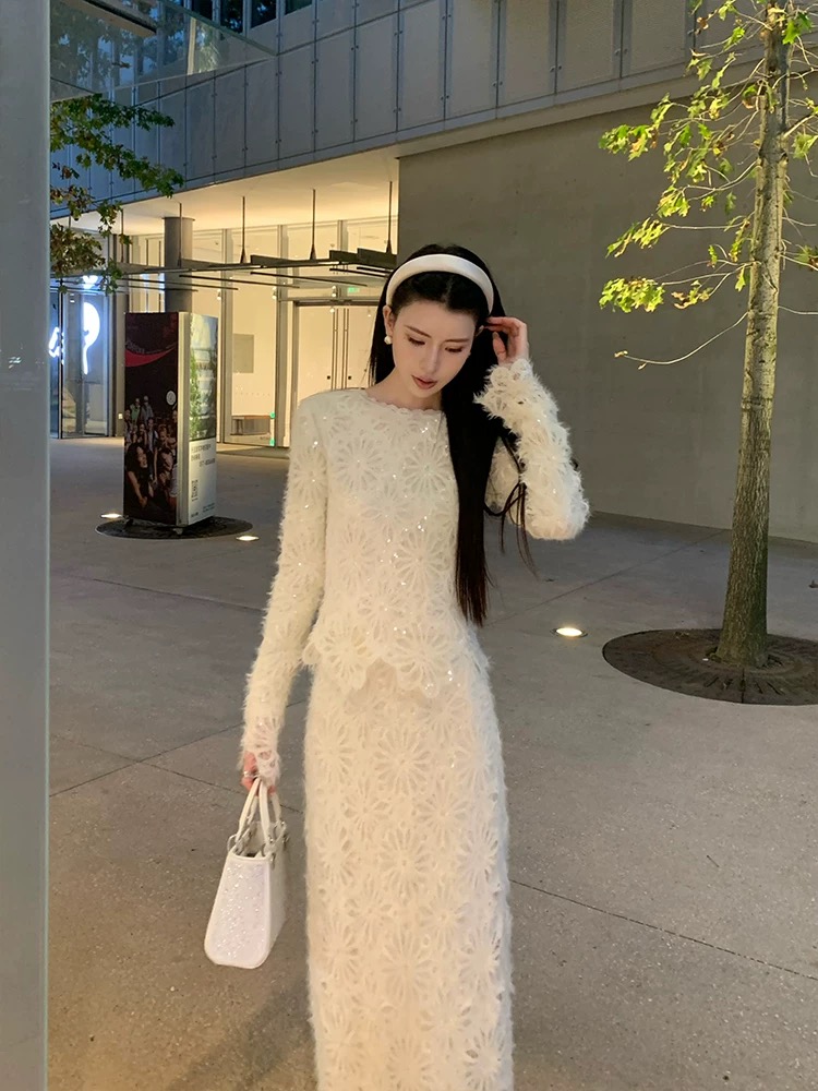 NO:677329,Style No. G25122643 Chane* new model, sparkling sequin woven blended soft waxy skin fabric, elegant ladylike two-piece suit!  Round neck pullover, bell sleeves, short sweater top, high waisted butt-covered fishtail skirt, long skirt!  Apricot color, (M size shoulder width 36, bust 82, sleeve length 63, dress length 52; waist 66 stretchable, skirt length 91), Chanel-clothing, chanel, chanel, skirts,19860909款号G25122643 Chane*新款 闪耀亮片编织混纺软糯皮肤面料气质淑女两件套装！圆领套头喇叭袖短款针织衫上衣高腰包臀鱼尾裙长款半身裙！杏色、 （M码肩宽36,胸围82,袖长63,衣长52；腰围66可弹力,裙长91）,香奈儿-服装,chanel,chanel,skirts,,Women's clothing