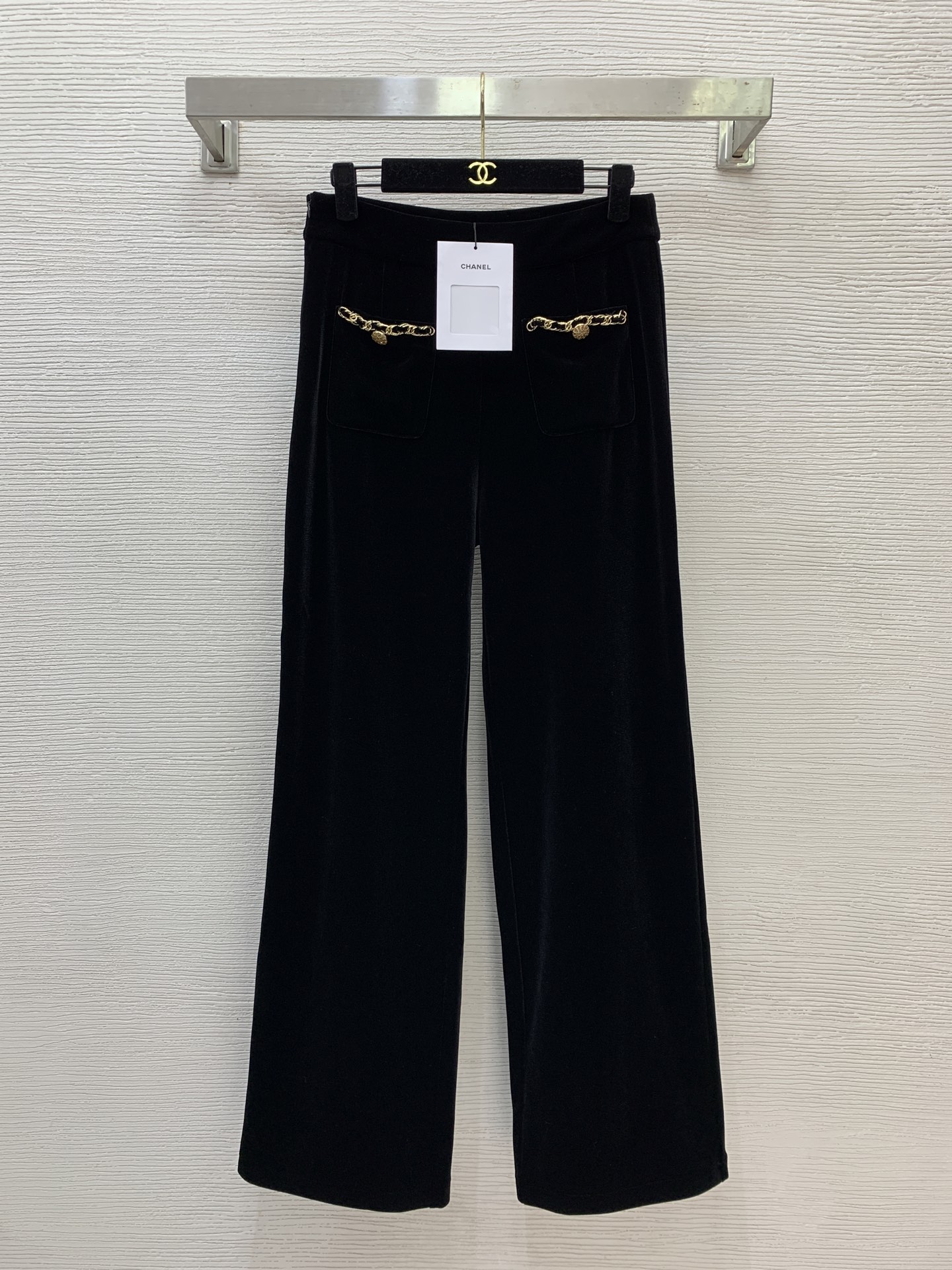 NO:687092,Style No. D25122954 Chane* new model, high-end customized imported golden velvet short velvet fabric, small fragrant chain weaving double pockets, fashionable straight wide-leg pants and casual trousers!  Black, (size M waist 66, hips 92, pants length 106) hair,,chanel,19860909款号D25122954 Chane*新款 高端定制进口金丝绒短绒面料、小香风链条编织双口袋气质时尚直筒阔腿裤休闲长裤！黑色, （M码腰围66,臀围92,裤长106）发,,chanel,,Women's clothing