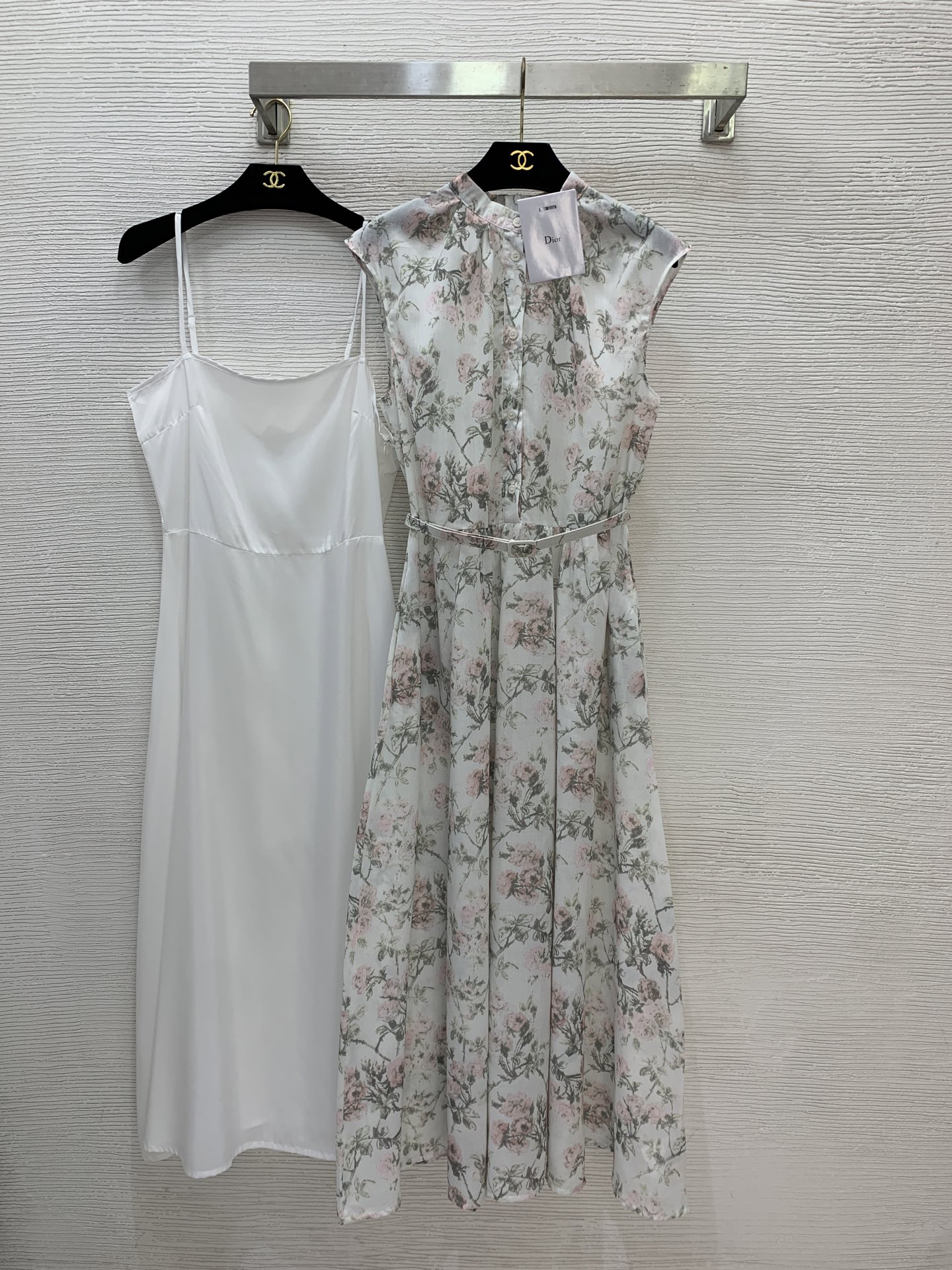 NO:687081,Model No. D25122975 Dio* new 2026 spring and summer customized cotton floral print button placket waist slimming large skirt waist slimming mid-length sleeveless dress solid color inner suspender skirt with belt!  (M size shoulder width 44, bust 94, skirt length 129; inner bust 88, length 108 excluding shoulder straps) hair, dior, skirts,19860909款号D25122975 Dio*新款2026年春夏定制棉质碎花印花系扣门襟收腰显瘦大裙摆收腰显瘦中长款无袖连衣裙纯色内搭吊带打底裙配腰带！（M码肩宽44,胸围94,裙长129；内搭胸围88,长度108不含肩带）发,,dior,skirts,,Women's clothing