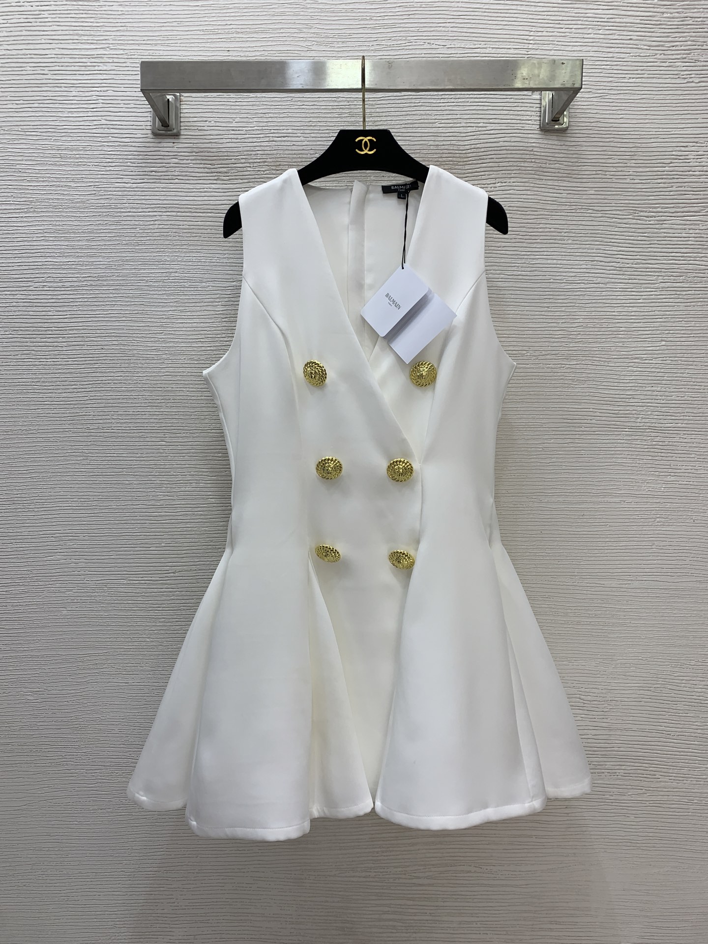 NO:693575,Style No. G26010167 Balmai* Balmai's 2026 early spring new style, high-end customized letter logo zipper puller, classic threaded lion head big gold buckle ruffle splicing puff skirt, double-breasted slim fit V-neck sleeveless vest dress!  Black, white, ~(M size bust 84~88, waist 72, skirt length 86) hair,,balmain,skirts,19860909款号G26010167 Balmai*巴曼家2026年早春新款 高端定制字母logo拉链头、经典螺纹狮子头大金扣荷叶边拼接蓬蓬裙摆、双排扣修身显瘦V领无袖背心连衣裙！黑色、白色、～（M码胸围84～88,腰围72,裙长86）发,,balmain,skirts,,Women's clothing