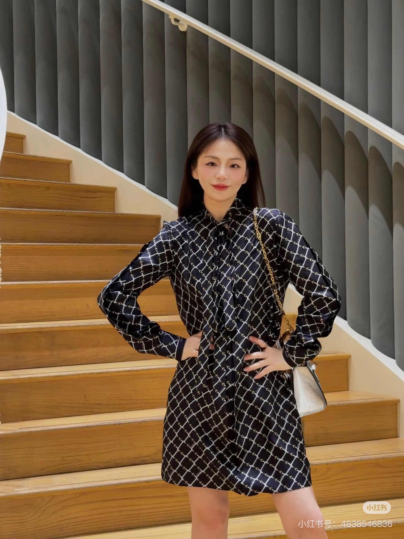 NO:677704,Style No. G25122783 GUCC* 2026 early spring new style G family’s high-end boutique custom-made imported twill silk fabric, mulberry silk texture and luster!  All-over rhombus horsebit pattern logo letter printing, floating collar, bow tie, loose and fashionable button placket, lapel, long-sleeved shirt dress!  Black, 36-38-40 (size 36: shoulder width 39, bust 90, sleeve length 58, skirt length 84), Gucci-clothing, gucci, gucci, gucci, skirts, real silk,19860909款号G25122783 GUCC*26年早春新款 G家高端精品定制进口斜纹真丝面料、桑蚕丝质感光泽高级！通体菱格马衔扣图案logo字母印花 飘带领蝴蝶结绑带宽松时尚系扣门襟翻领长袖衬衣裙连衣裙！黑色,36-38-40（36码:肩宽39,胸围90,袖长58,裙长84）,古驰-服装,gucci,gucci,gucci,skirts,real silk,,Women's clothing