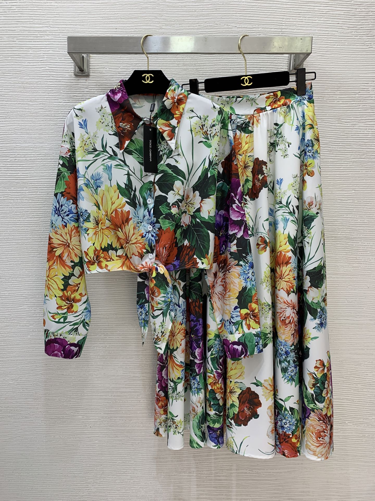 NO:687095,Style number G25122867 Dolce & Gabbana DG new custom cotton blended colorful floral print two-piece suit!  Button-fly lapel short strappy long-sleeved shirt with elasticated back and loose wide-hem long skirt!  (L size shoulder width 52, bust 100, sleeve length 50, dress length 46; waist 64 elastic back, skirt length 90) Hair,,Dolce&Gabbana,skirts,19860909款号G25122867 杜嘉班纳DG新款定制棉混纺彩色花卉印花两件套装！系扣门襟翻领短款绑带长袖衬衣后背松紧腰宽松大摆长款半身裙！ （L码肩宽52,胸围100,袖长50,衣长46；腰围64后背松紧弹力,裙长90）发,,Dolce&Gabbana,skirts,,Women's clothing