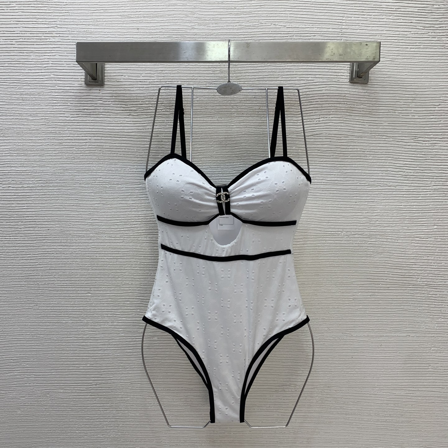 NO:694449,Style No. D26010219 CHANE* Fragrance Grandma 2026 Spring and Summer New Style Hollow Jacquard Stretch Cotton Fabric Double C Diamond Decoration Contrast Color Stripe Slim Fit One-piece Swimsuit (With Breast Pads) A must-have for seaside resorts, hot springs and swimming pools!  white,black,,hair,,chanel,swimsuits,19860909款号D26010219 CHANE*香奶奶2026年春夏新款 镂空提花弹力棉面料双C镶钻装饰撞色条纹边修身显瘦连体泳衣(有胸垫）海边度假温泉游泳池必备！白色、黑色、  ,发,,chanel,swimsuits,,Women's clothing