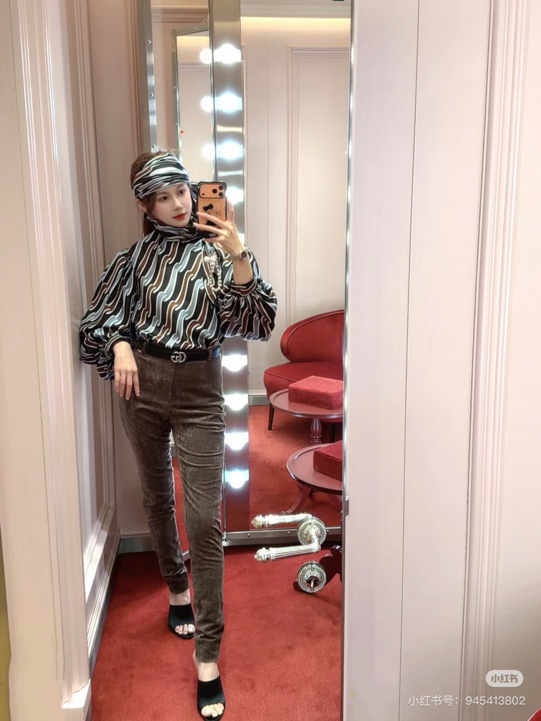 NO:677686,Style No. D25122849 GUCC* new 2026 early spring new G family customized fiber silk fabric, inter-color letter logo printing, extra long floating collar, loose slimming puff sleeves and temperament shirt!  (M size shoulder width 44, chest 116, sleeve length 60, dress length 67), Gucci-clothing, gucci, gucci, gucci,19860909款号D25122849 GUCC*新款26年早春新款 G家定制纤维丝面料、间色字母logo印花超长飘带领宽松显瘦泡泡袖气质衬衣！（M码肩宽44,胸围116,袖长60,衣长67）,古驰-服装,gucci,gucci,gucci,,Women's clothing