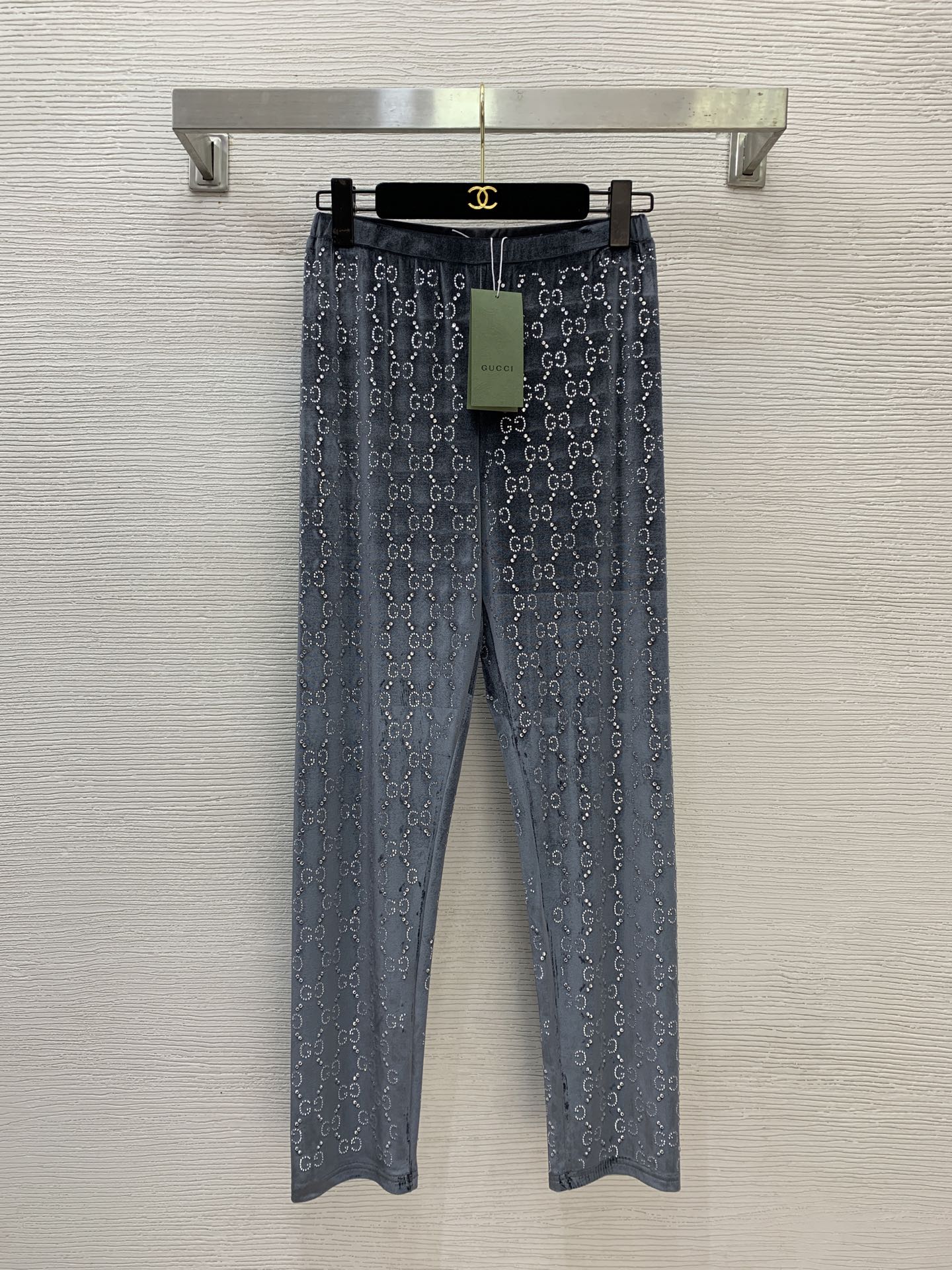 NO:693584,Model No. G25123184 GUCC* New style G family custom-made velvet fabric with GG letter logo all over the body. High-temperature hot-drilling process for slimming and slimming velvet pants. It is normal for the diamonds to fall off slightly during the hot-drilling process. Gray, brown, black, (M size waist 64 stretchable, pants length 95) hair,,gucci,gucci,19860909款号G25123184 GUCC*新款 G家定制丝绒面料通体GG字母logo高温烫钻工艺修身显瘦丝绒裤长裤 烫钻工艺偶有轻微掉钻属正常现象哦 灰色、棕色、黑色、 （M码腰围64可弹力,裤长95）发,,gucci,gucci,,Women's clothing