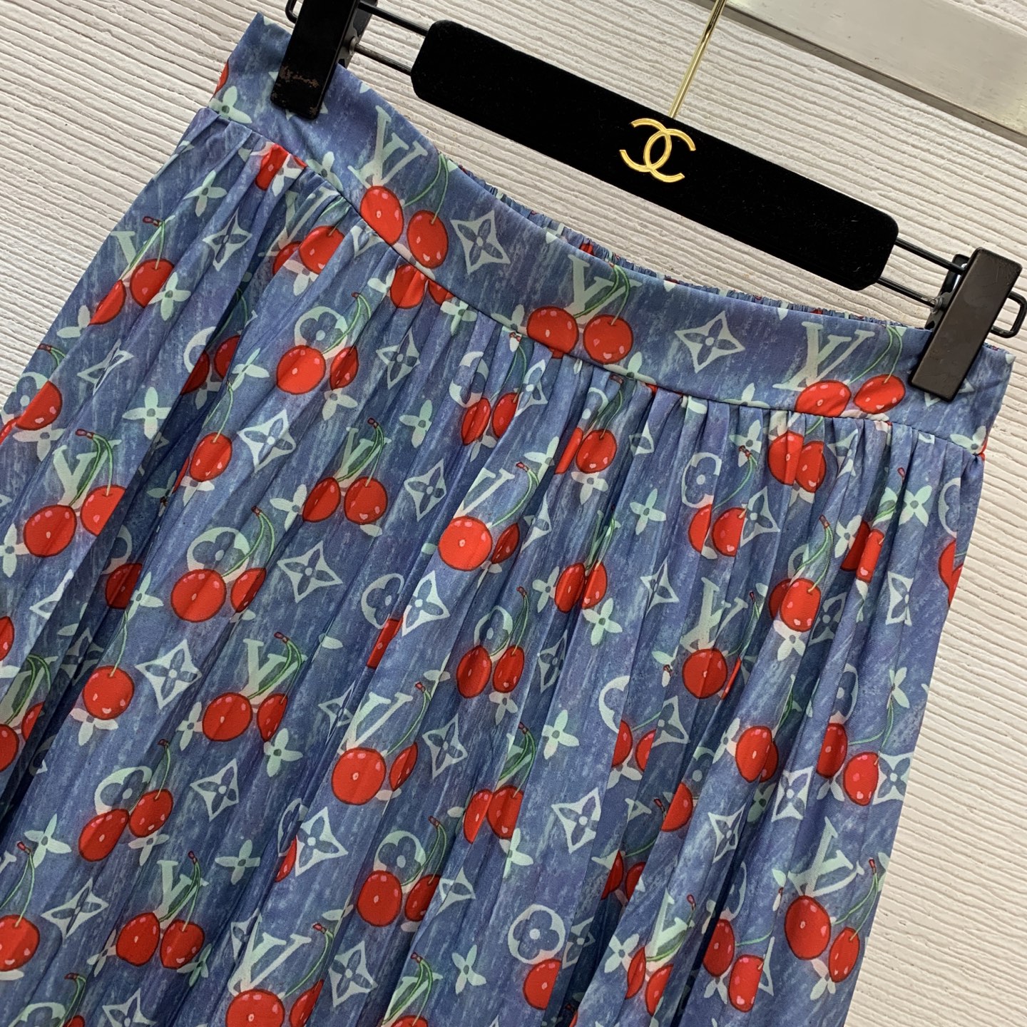 款号D LOUIS*裤驴家LV新款樱桃🍒老花字母logo印花两件套装！金色链条装饰修身显瘦圆领长袖网纱打