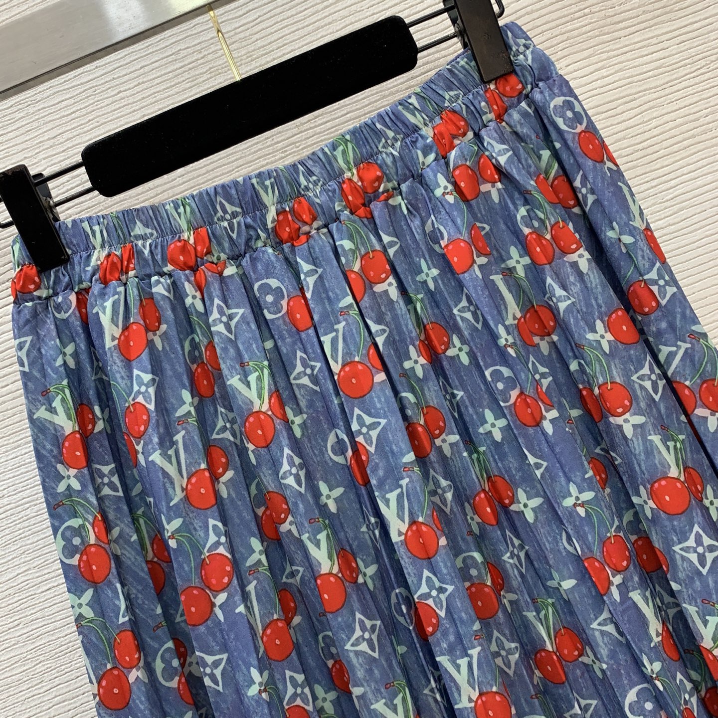 款号D LOUIS*裤驴家LV新款樱桃🍒老花字母logo印花两件套装！金色链条装饰修身显瘦圆领长袖网纱打