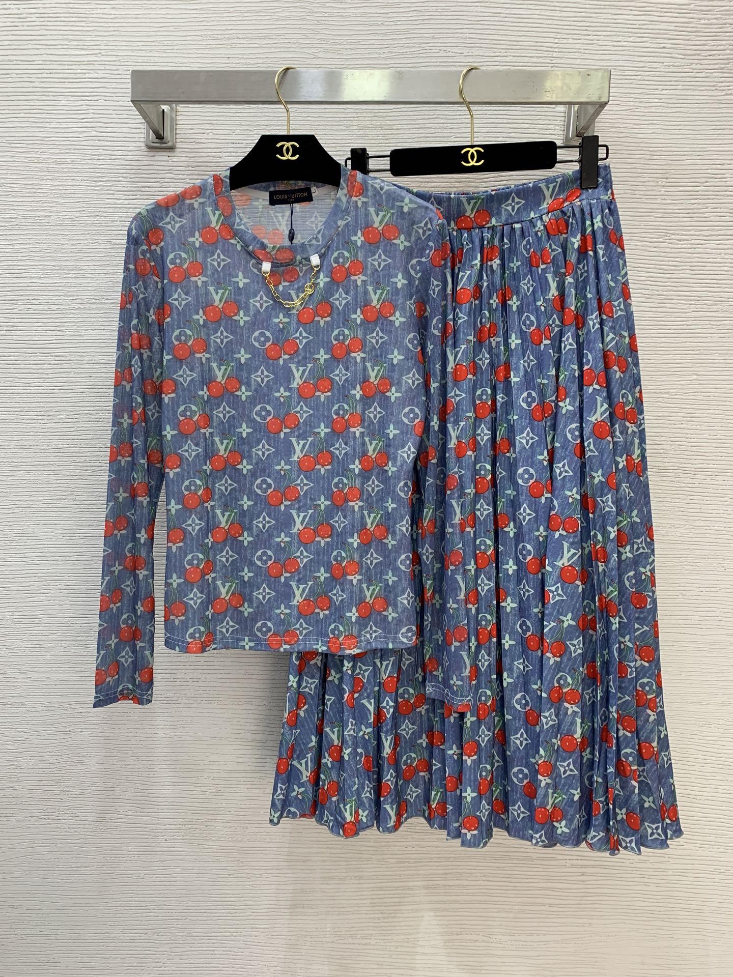 NO:689429,Style No. D26010273 LOUIS* pants donkeyjia LV new cherry presbyopia letter logo printed two-piece suit!  Gold chain decoration, slim fit, round neck, long-sleeved mesh bottoming shirt with elastic waist at the back, pleated large skirt, long pleated skirt and skirt!  (L size shoulder width 40, bust 88, sleeve length 60, dress length 59; waist 68 elastic back, skirt length 83), Louis Vuitton - clothing, louis vuitton, louis vuitton, louis vuitton, louis vuitton, louis vuitton, skirts,19860909款号D26010273 LOUIS*裤驴家LV新款樱桃老花字母logo印花两件套装！金色链条装饰修身显瘦圆领长袖网纱打底衫上衣后背松紧腰头压褶大裙摆长款百褶裙半身裙！ （L码肩宽40,胸围88,袖长60,衣长59；腰围68后背松紧弹力,裙长83）,路易威登-服装,louis vuitton,louis vuitton,louis vuitton,louis vuitton,louis vuitton,skirts,,Women's clothing