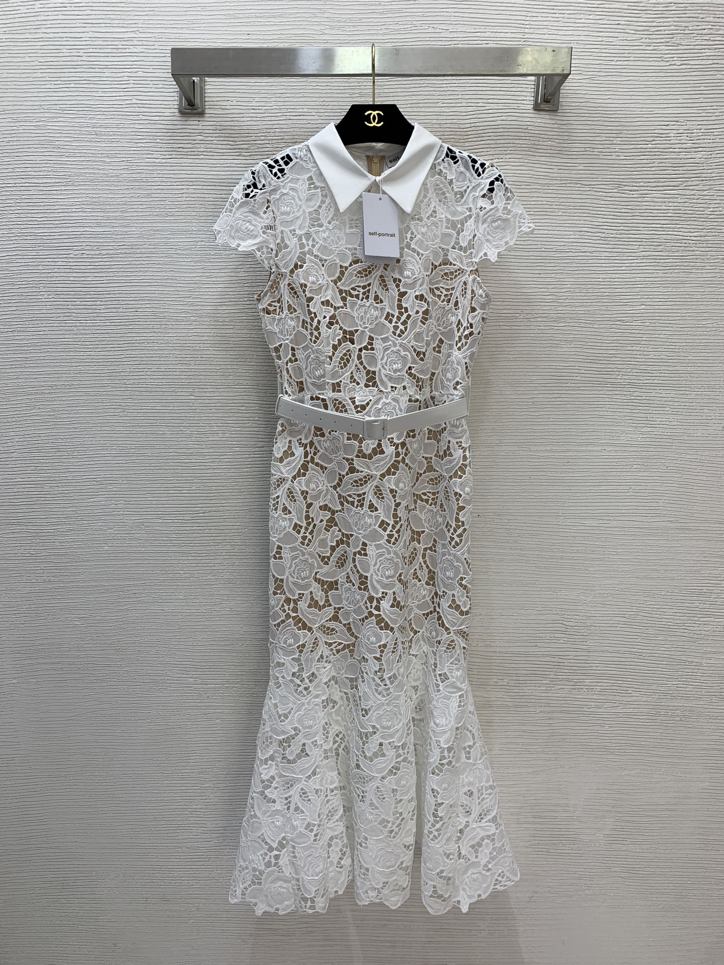 NO:694920,Style No. G26010388 Self-Portrai* 2026 new SP home high-end customized lace water-soluble flower hollow hook pattern heavy-duty fabric super slim and slim lapel hip-covered fishtail skirt short-sleeved dress with belt!  Navy blue, white, (S size shoulder width 36, bust 84, waist 68, sleeve length 12, skirt length 119) hair, skirts, T-shirt,19860909款号G26010388 Self-Portrai*2026年新款SP家高端定制蕾丝水溶花镂空勾花重工面料超级修身显瘦翻领包臀鱼尾裙短袖连衣裙配腰带！藏蓝色、白色、 （S码肩宽36,胸围84,腰围68,袖长12,裙长119）发,,skirts,T-shirt,,Women's clothing