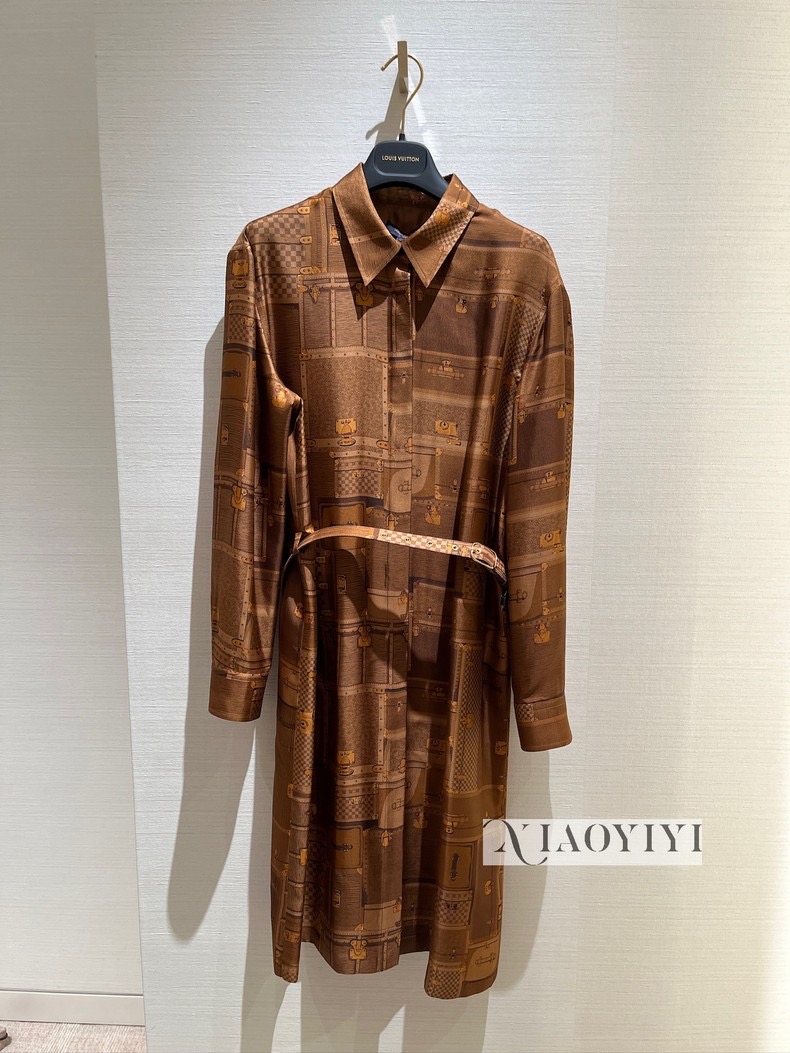 NO:689113,Style number G25123054 LOUIS*Lvjia LV early spring 2026 new style, high-end boutique customized imported twill silk fabric, mulberry silk texture and luster!  Loose and fashionable letter logo button color block pattern print with belt to tighten the waist and make you slim, single-breasted open placket lapel long-sleeved shirt dress!  36-38-40-42 (size 36 shoulder width 40, bust 94, sleeve length 59, skirt length 99), Louis Vuitton-clothing,louis vuitton,louis vuitton,louis vuitton,louis vuitton,louis vuitton,skirts,real silk,19860909款号G25123054 LOUIS*驴家LV早春2026年新款 高端精品定制进口斜纹真丝面料、桑蚕丝质感光泽高级！字母logo纽扣拼色图案印花宽松时尚搭配腰带收腰显瘦单排扣开襟翻领长袖衬衣裙连衣裙！36-38-40-42（36码肩宽40,胸围94,袖长59,裙长99）,路易威登-服装,louis vuitton,louis vuitton,louis vuitton,louis vuitton,louis vuitton,skirts,real silk,,Women's clothing