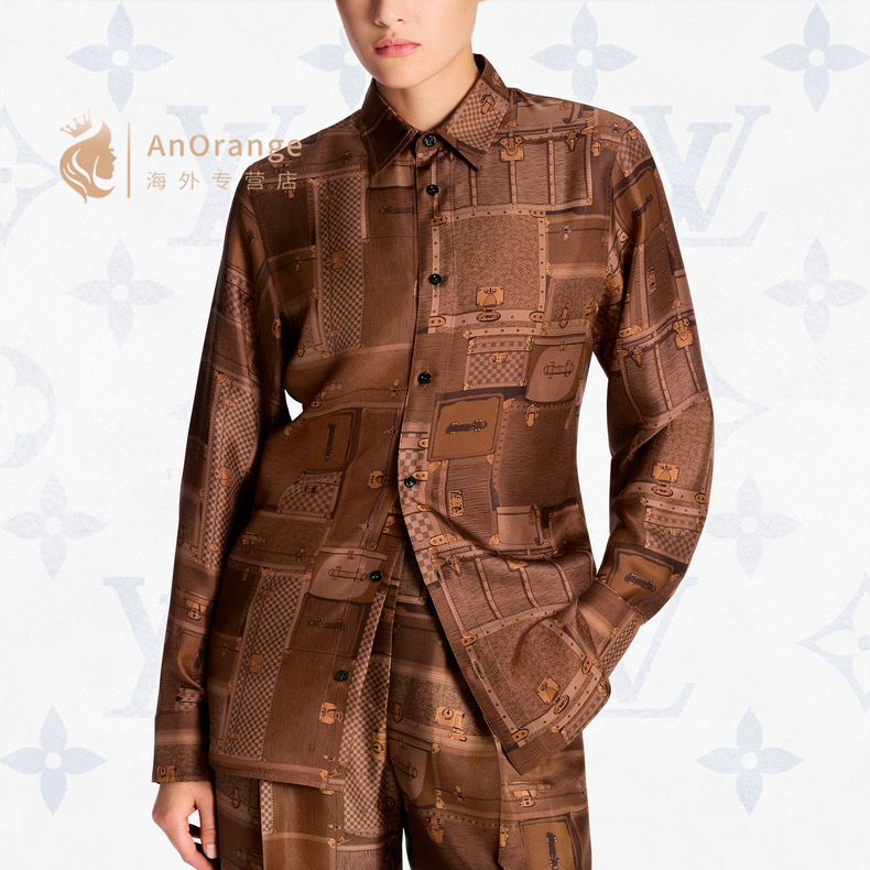 NO:687349,Style number G25123060 LOUIS*Lvjia LV early spring 2026 new model, high-end boutique customized imported twill silk fabric, mulberry silk texture and luster!  Loose and versatile long-sleeved silk shirt with button-down lapel and letter logo buttons!  36-38-40-42 (size 36: shoulder width 38, bust 96, sleeve length 60, front length 66/back center length 71) hair,,louis vuitton,louis vuitton,louis vuitton,louis vuitton,real silk,19860909款号G25123060 LOUIS*驴家LV早春2026年新款 高端精品定制进口斜纹真丝面料、桑蚕丝质感光泽高级！字母logo纽扣系扣开襟翻领宽松百搭长袖真丝衬衣！36-38-40-42（36码:肩宽38,胸围96,袖长60,前衣长66/后中长71）发,,louis vuitton,louis vuitton,louis vuitton,louis vuitton,real silk,,Women's clothing