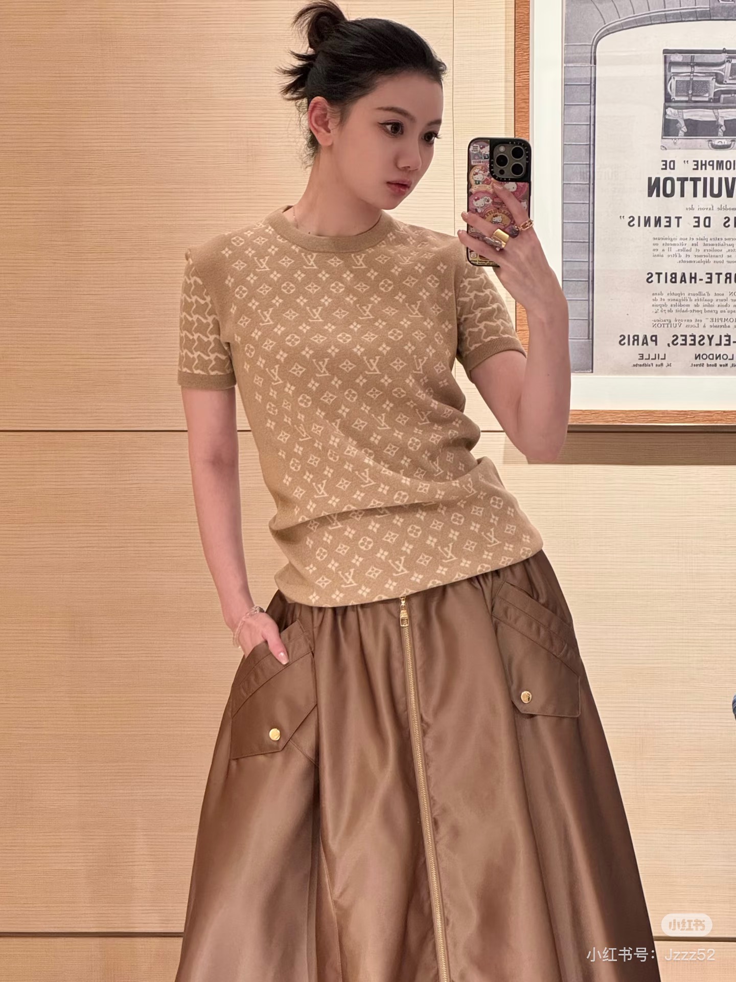 NO:687367,Style number G25123016 LOUIS* Lujia LV high version 2026 spring and summer new product recommendation, classic old flower letter logo jacquard houndstooth sleeve splicing personalized design, slim and slim round neck short-sleeved sweater top!  Khaki, navy blue, (M size shoulder width 37, chest 82, sleeve length 20, dress length 61) hair,,louis vuitton,louis vuitton,louis vuitton,louis vuitton,T-shirt,19860909款号G25123016 LOUIS*驴家LV高版本2026年春夏新品推荐、经典老花字母logo提花千鸟格袖子拼接个性设计、修身显瘦圆领短袖针织衫上衣！卡其色、藏蓝色、（M码肩宽37,胸围82,袖长20,衣长61）发,,louis vuitton,louis vuitton,louis vuitton,louis vuitton,T-shirt,,Women's clothing