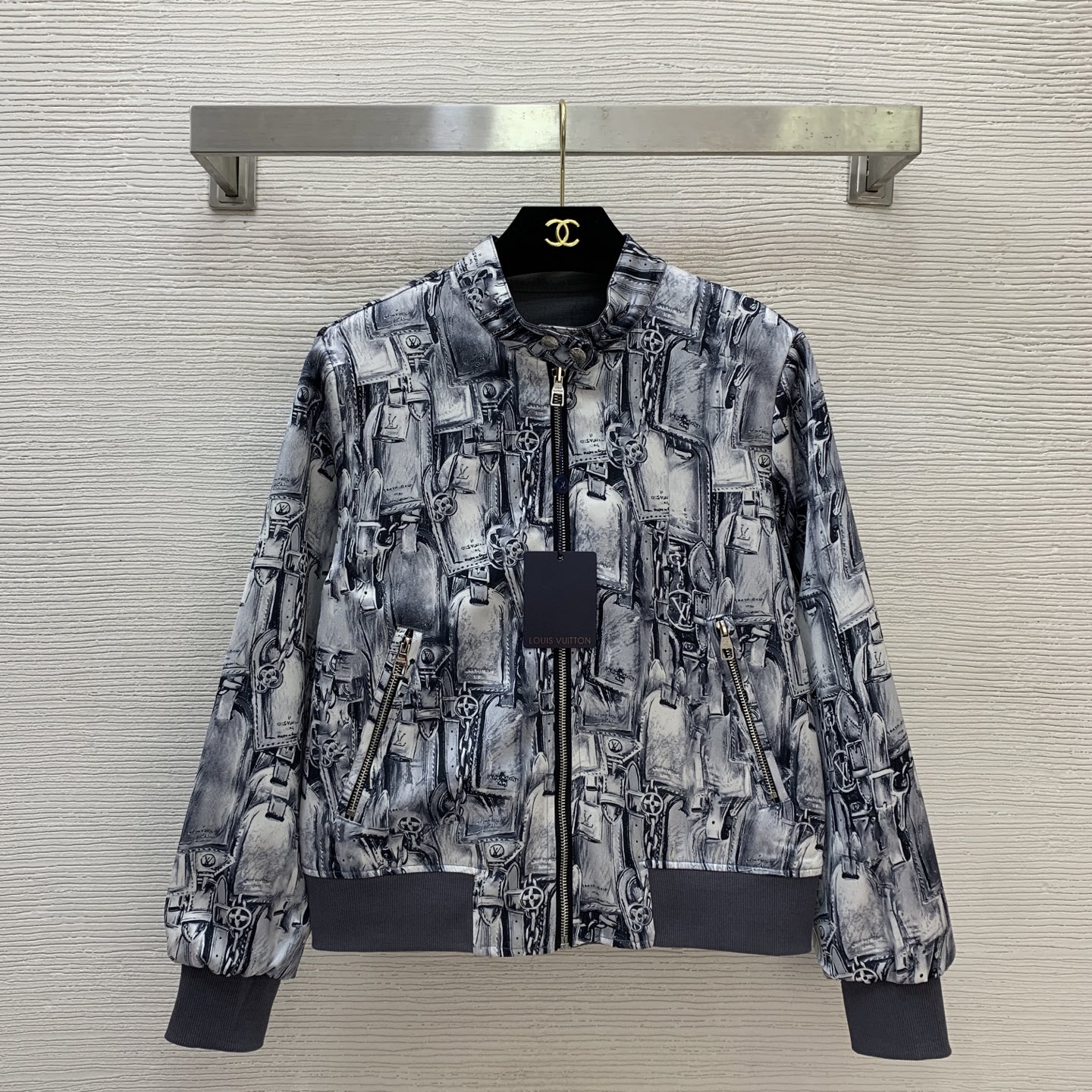 NO:689416,Style No. D10346 Reversible LOUIS*Lvjia LV new style customized letter logo hardware accessories, European and American fashion chain printed zipper fly stand collar jacket jacket!  (M size shoulder width 39, bust 100, sleeve length 59),Louis Vuitton-clothing,louis vuitton,louis vuitton,louis vuitton,louis vuitton,louis vuitton,jackets & coats,jackets & coats,19860909款号D10346 两面穿LOUIS*驴家LV新款 定制字母logo五金配件、欧美时尚链条印花拉链门襟立领夹克外套！（M码肩宽39,胸围100,袖长59）,路易威登-服装,louis vuitton,louis vuitton,louis vuitton,louis vuitton,louis vuitton,jackets & coats,jackets & coats,,Women's clothing