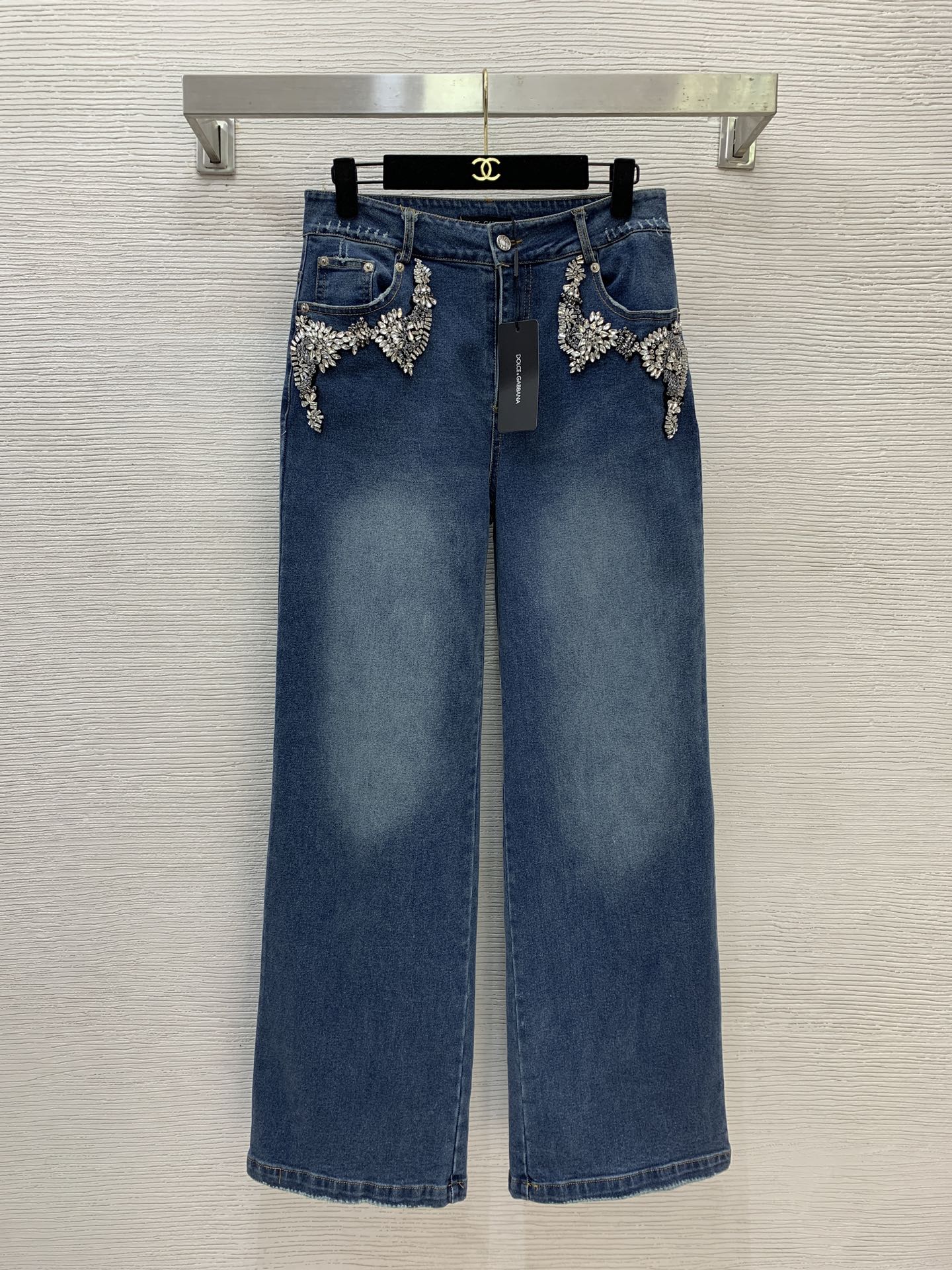 NO:710033,Style number G11452 & Dolce & Gabbana DG’s new heavy-duty diamond-embellished hip pockets with metal logo decoration and versatile fashionable straight wide-leg jeans!  (M size waist 72, hips 88, pants length 103),,Dolce&Gabbana,jeans,19860909款号G11452 &杜嘉班纳DG新款 重工镶钻装饰后臀口袋金属徽标logo装饰百搭时尚直筒阔腿牛仔裤！ （M码腰围72,臀围88,裤长103）,,Dolce&Gabbana,jeans,,Women's clothing
