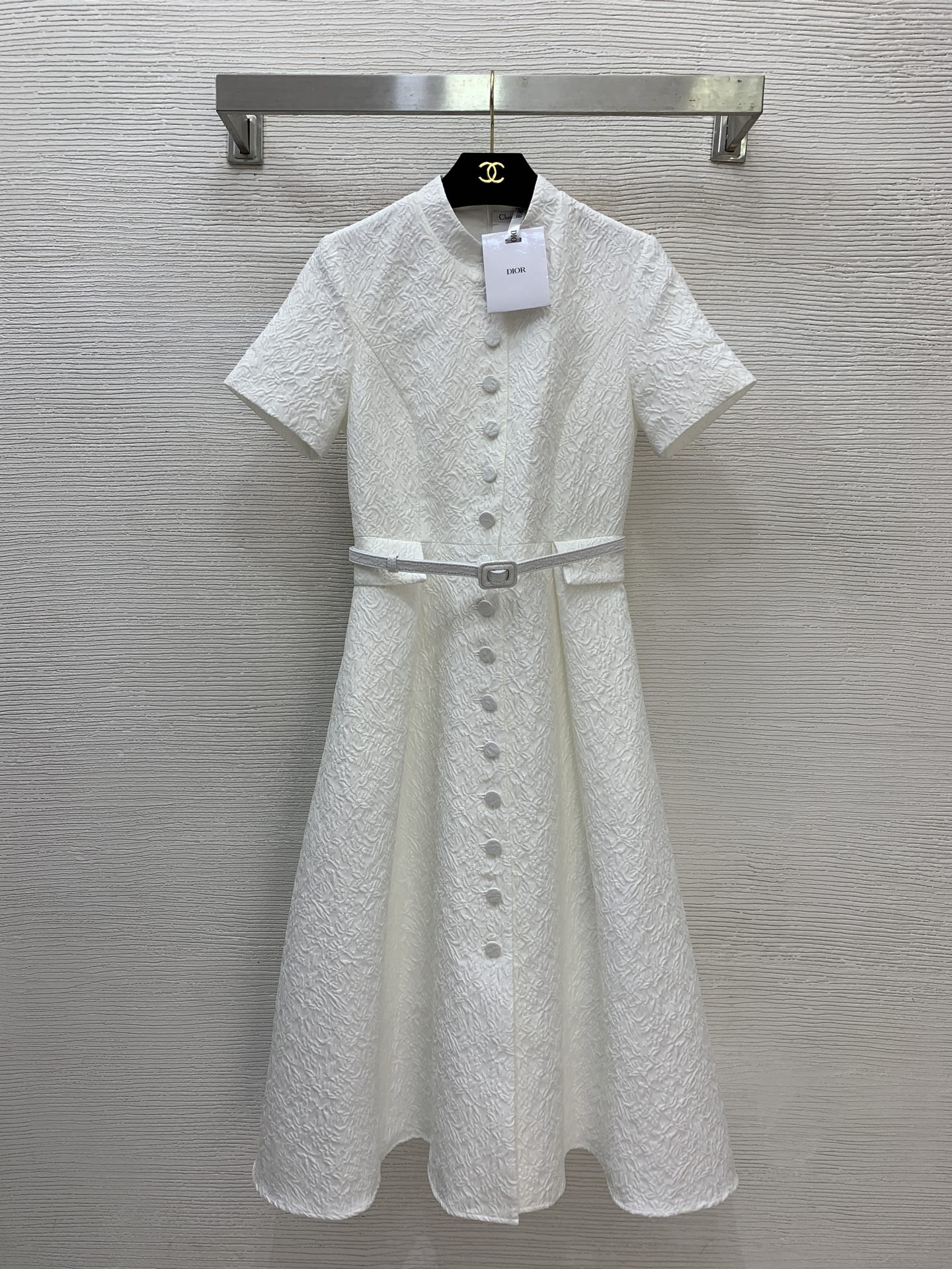 NO:689427,Style No. G26010375 *New style, high-end customized three-dimensional textured jacquard fabric, crisp and stylish!  Single-breasted placket, wide hem, small stand-up collar, waist slimming, short-sleeved mid-length dress with belt!  White, black, (S size shoulder width 36, bust 84, waist 74, sleeve length 20, skirt length 113), Dior-clothing, dior, skirts, T-shirt,19860909款号G26010375 *新款 高端定制立体感肌理纹提花面料、版型挺括有型！单排扣开襟大摆小立领收腰显瘦短袖中长款连衣裙配有腰带！白色、黑色、 （S码肩宽36,胸围84,腰围74,袖长20,裙长113）,迪奥-服装,dior,skirts,T-shirt,,Women's clothing
