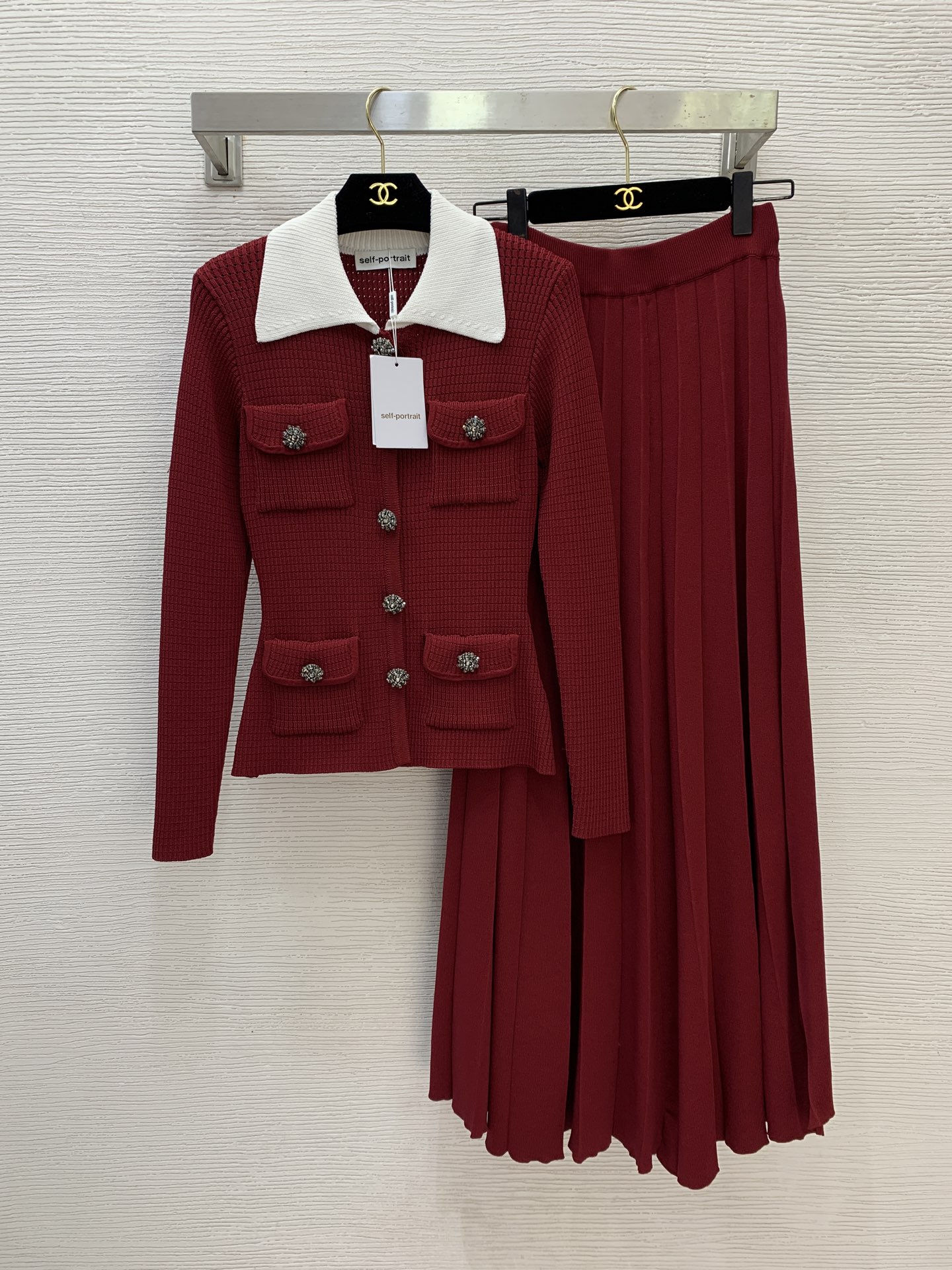 NO:696130,Style No. G26010554 Self-Portrai* 2026 new SP family’s new high-end customized temperament and fashionable knitted two-piece suit!  Luxurious heavy-duty diamond-encrusted buttons with contrasting lapels, slim-fitting long-sleeved sweater top, long pleated pleated skirt and skirt!  Red, black, (M size shoulder width 37, bust 76, sleeve length 59, dress length 59; waist 58 elastic, skirt length 100) hair,,skirts,19860909款号G26010554 Self-Portrai*2026年新款SP家新款高端定制气质时尚针织两件套装！奢华重工镶钻纽扣撞色翻领修身显瘦长袖针织衫上衣长款压褶百褶裙半身裙！红色、黑色、（M码肩宽37,胸围76,袖长59,衣长59；腰围58可弹力,裙长100）发,,skirts,,Women's clothing