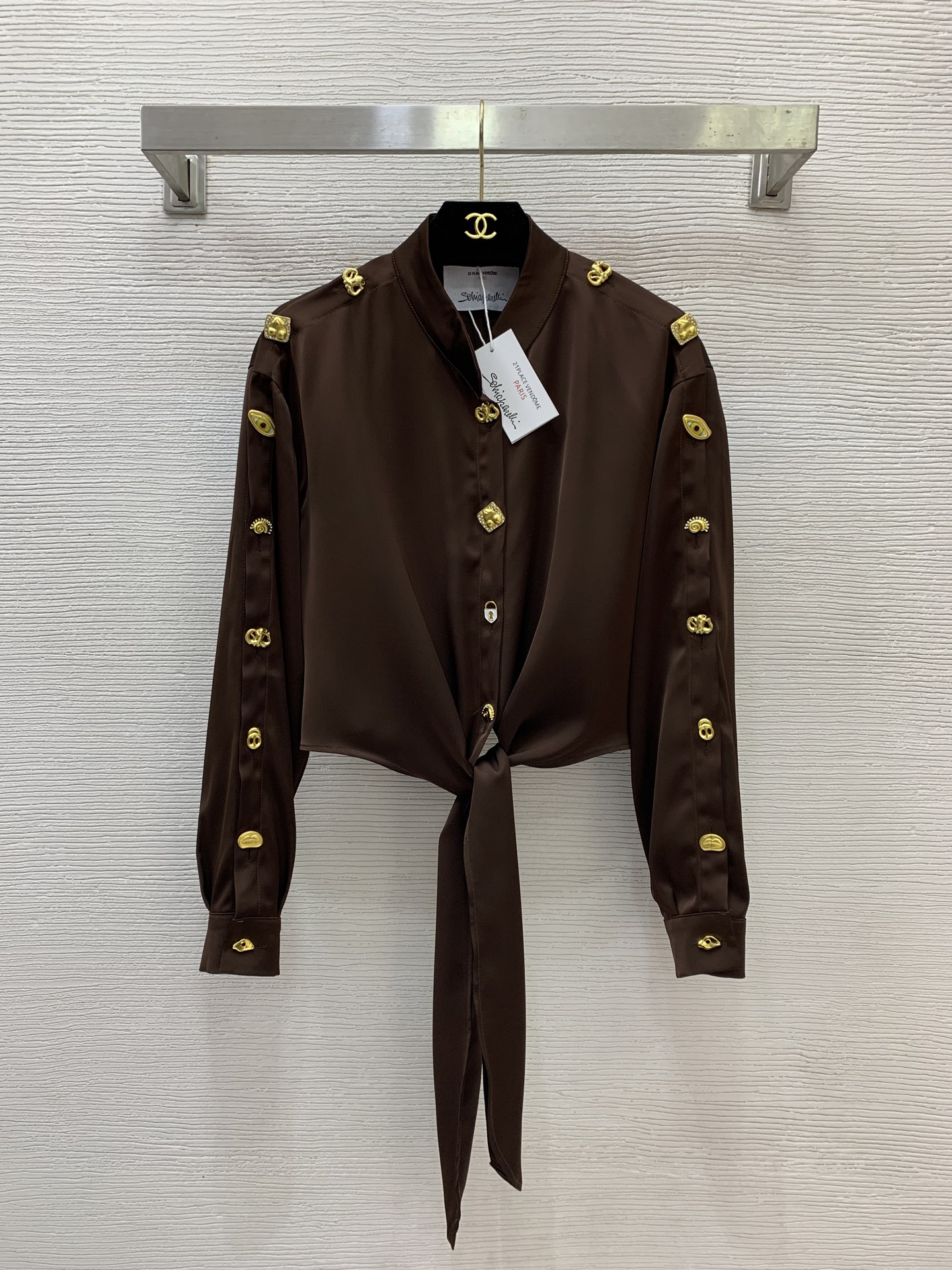 NO:700854,Style No. D26010283 Schiapare*li Schiaparelli’s new high-end customized imitation acetate fabric is smooth and comfortable!  A variety of special-shaped buttons decorated hem strap design short long-sleeved stand-collar shirt!  Beige, brown, black, (M size shoulder width 46, bust 110, sleeve length 54, dress length 43), women's clothing,19860909款号D26010283 Schiapare*li夏帕瑞利新款 高级感定制仿醋酸面料光滑舒适！多种异形纽扣装饰下摆绑带设计短款长袖立领衬衣！米色、咖啡色、黑色、 （M码肩宽46,胸围110,袖长54,衣长43）,女装,,Women's clothing