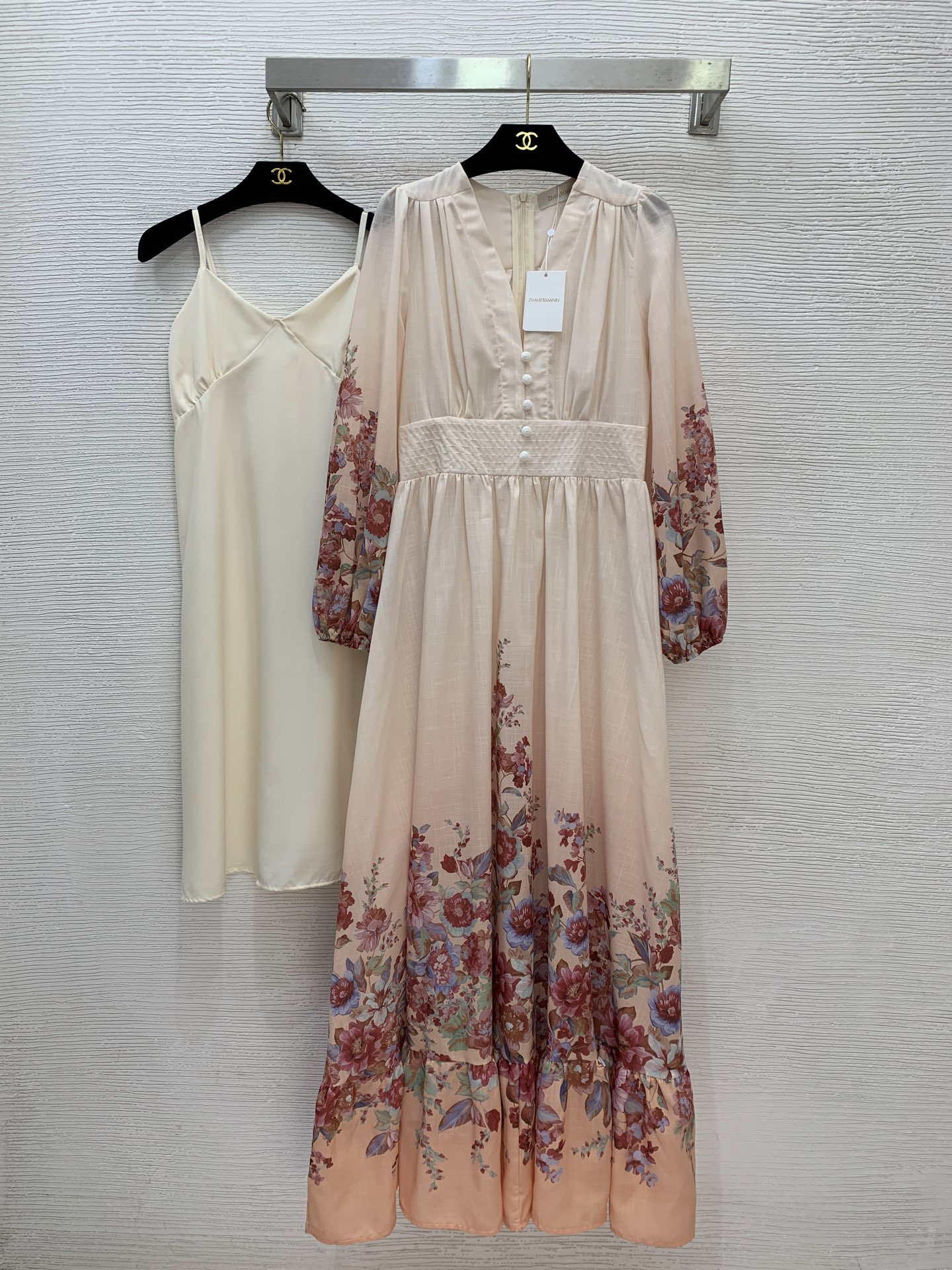 NO:689446,Style No. G10546 ZIMMERMA*N Zimmerman Australian brand high-end customized cotton and linen blended fabric, early spring new flower and green leaf print half-breasted open placket V-neck waist slimming lantern sleeves large skirt long-sleeved dress!  1.2.3.4/SMLXL (size 2, bust 86～90, waist 70, sleeve length 60, skirt length 141; inner bust 72～90, length 88 excluding shoulder straps), Zimmerman-clothing, skirts,19860909款号G10546 ZIMMERMA*N兹默曼澳洲品牌 高端定制棉麻混纺面料、早春新款花朵绿叶印花半排扣开襟V领收腰显瘦灯笼袖大裙摆长袖连衣裙！1.2.3.4/SMLXL（2码胸围86～90,腰围70,袖长60,裙长141；内搭胸围72～90,长度88不含肩带）,兹默曼-服装,skirts,,Women's clothing